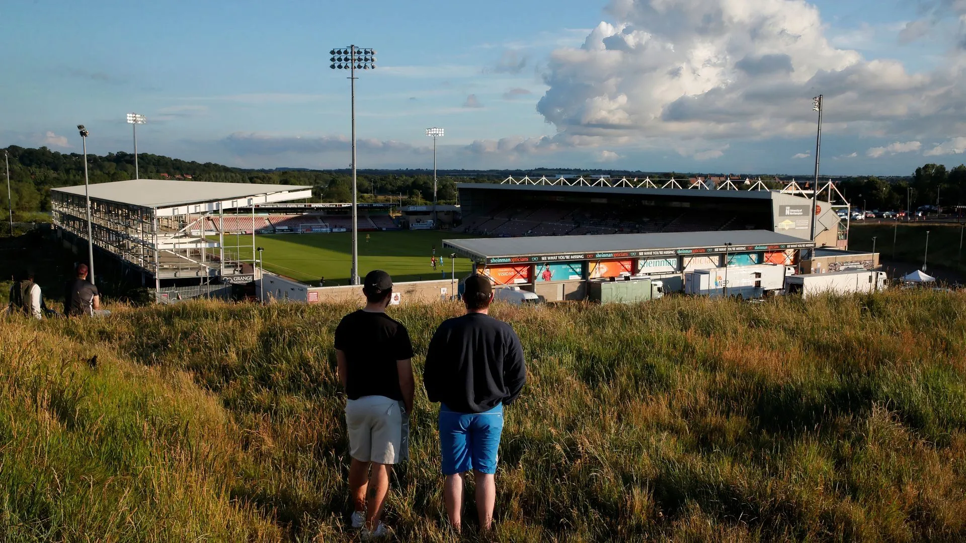 Góc nhìn sân Sixfields của Northampton Town với thiết kế mở