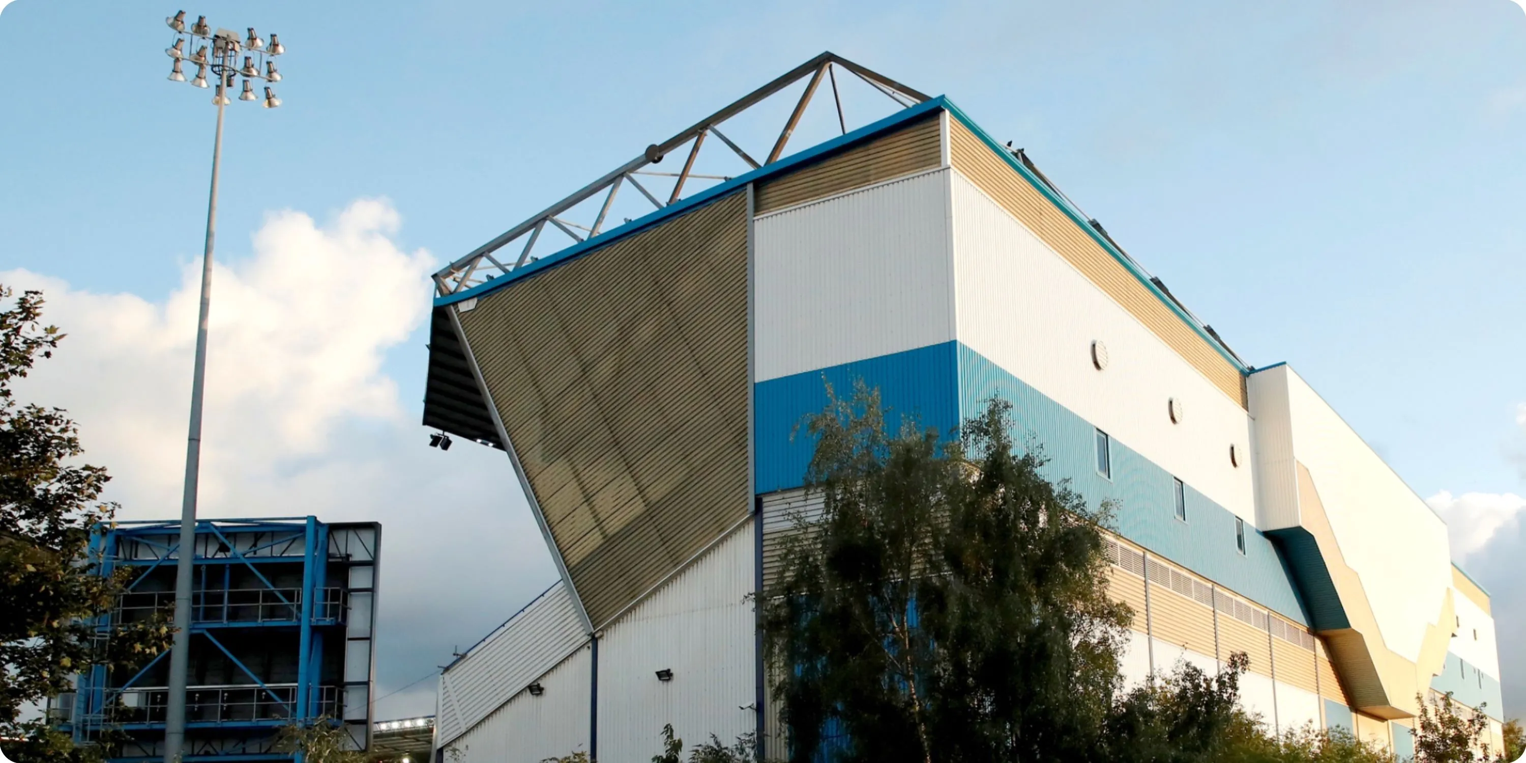 Hình ảnh sân vận động St Andrew's, sân nhà của Birmingham City, với không khí đặc trưng.