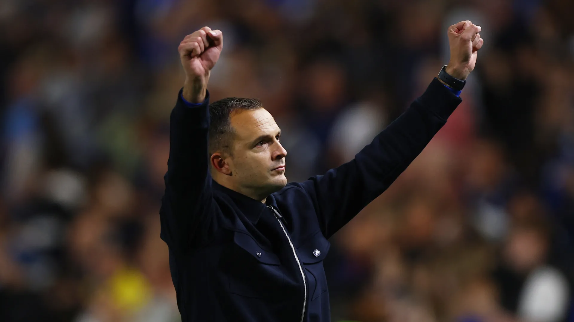 HLV Chris Davies của Birmingham City tích cực trong công tác chuyển nhượng mùa hè.