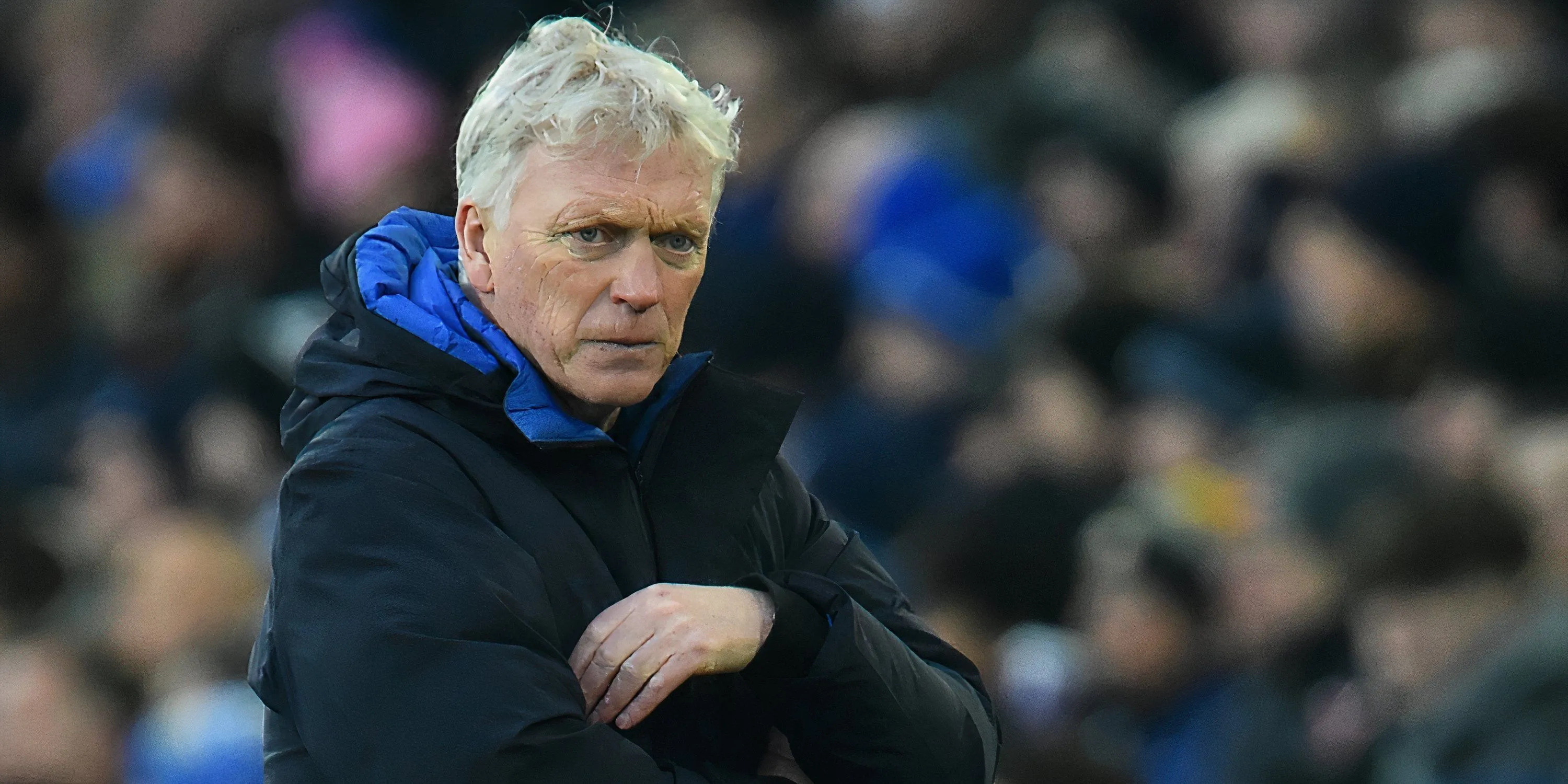 HLV David Moyes của Everton đang chỉ đạo trên sân
