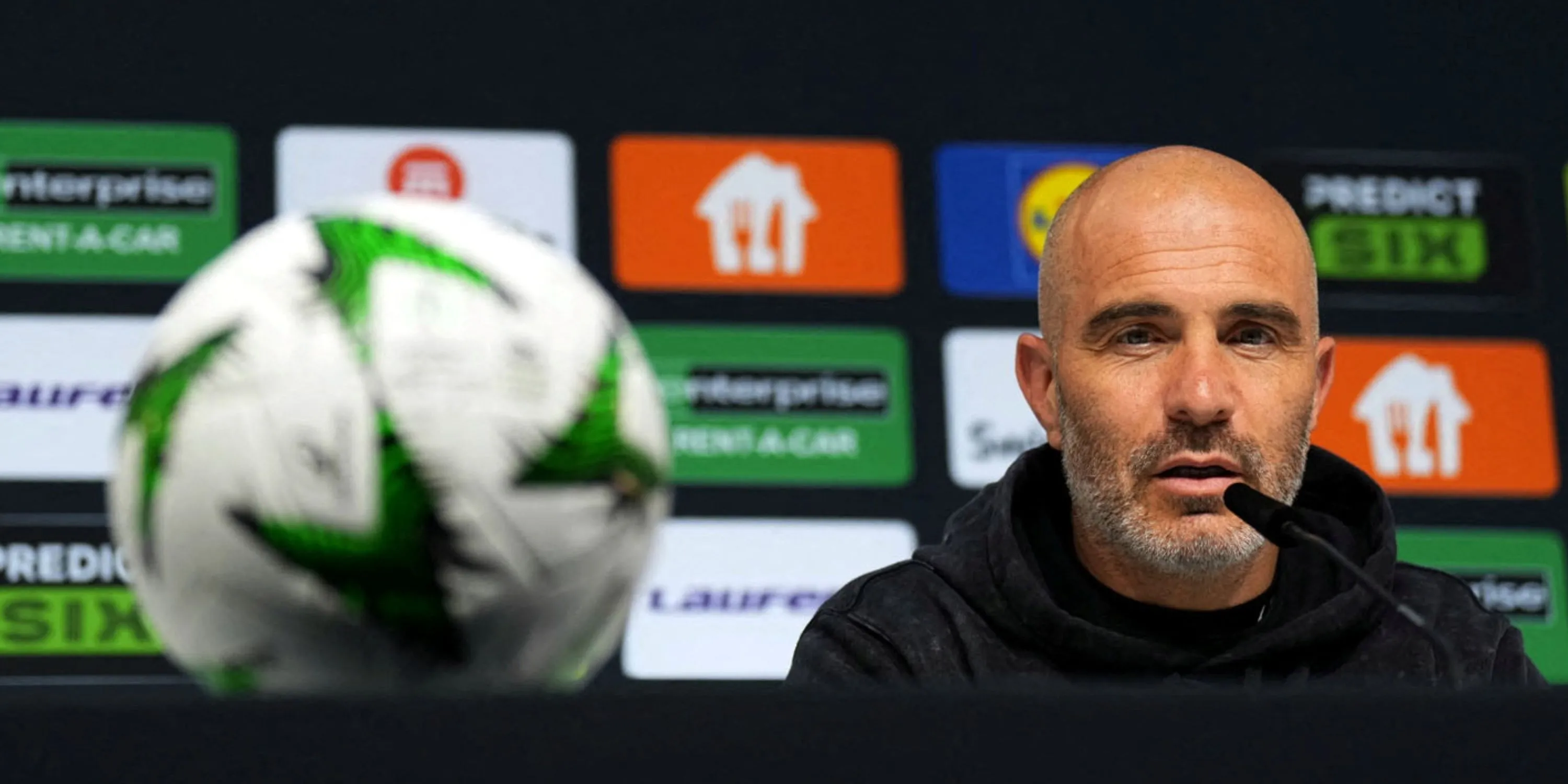 HLV Enzo Maresca ăn mừng danh hiệu Conference League cùng Chelsea