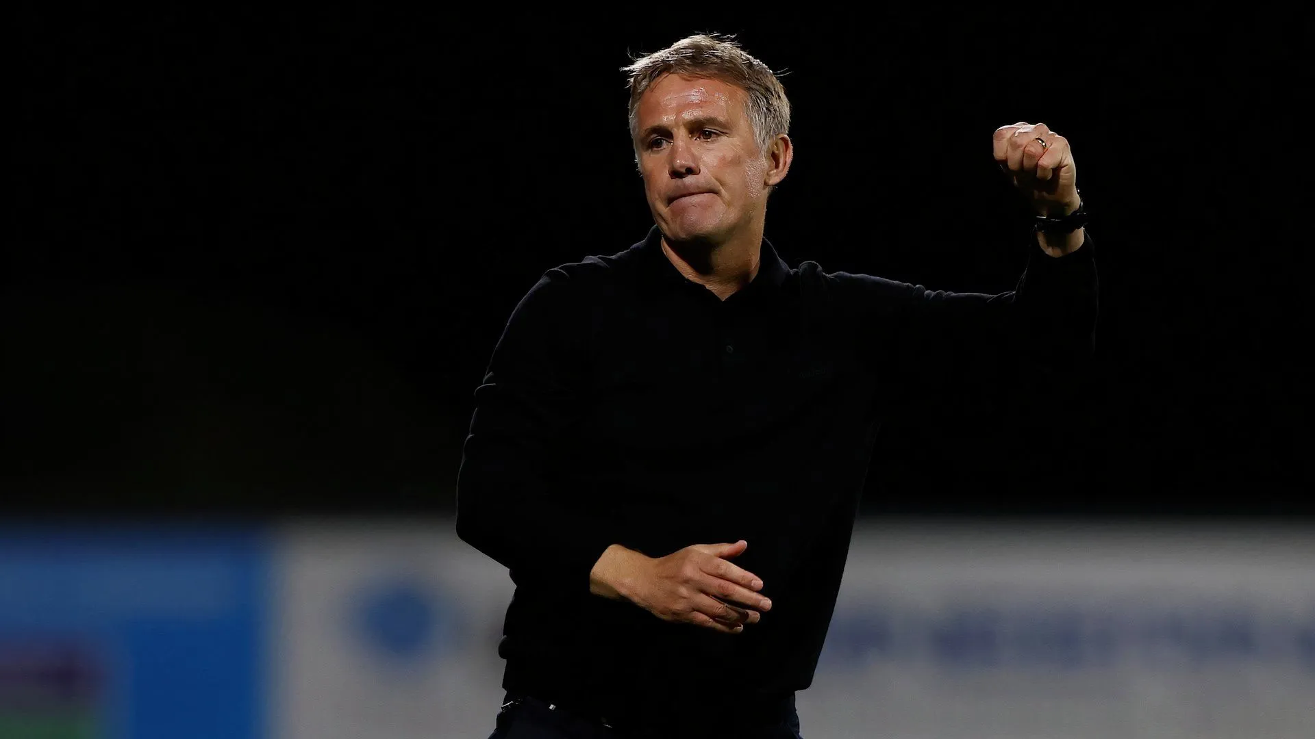 HLV Phil Parkinson ăn mừng, chiến lược gia đang xây dựng đội hình Wrexham chinh phục Championship.