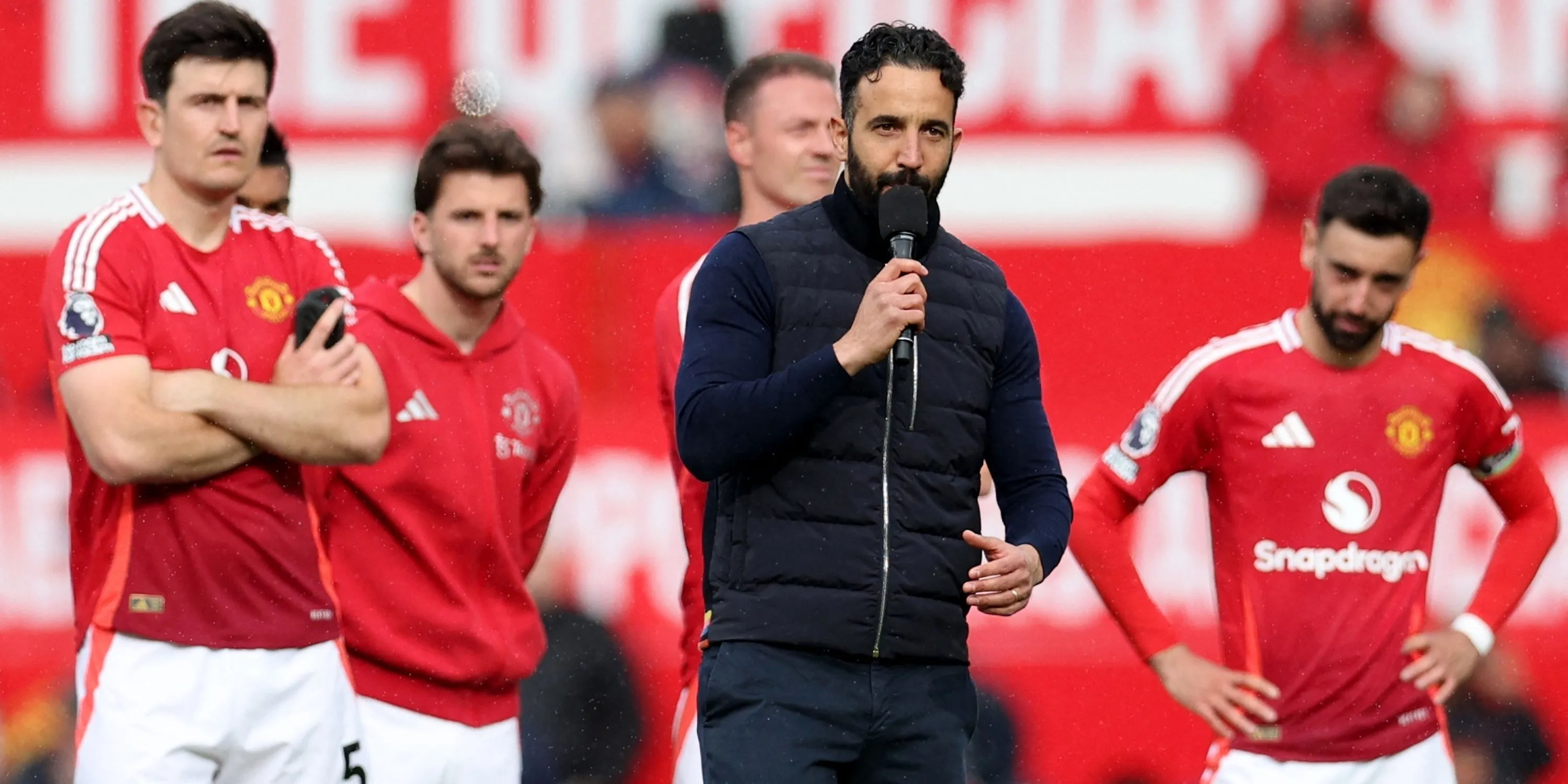 HLV Ruben Amorim của Manchester United trao đổi cùng người hâm mộ sau trận đấu.