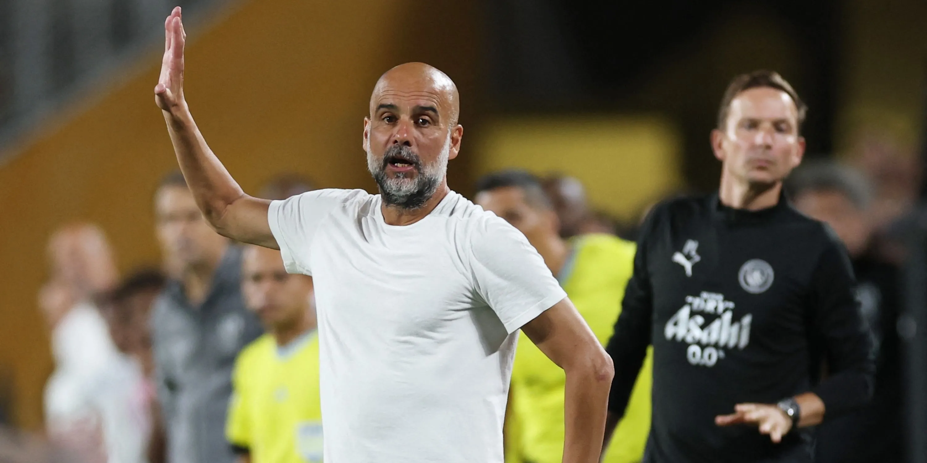 Huấn luyện viên trưởng Manchester City Pep Guardiola phản ứng trong trận đấu