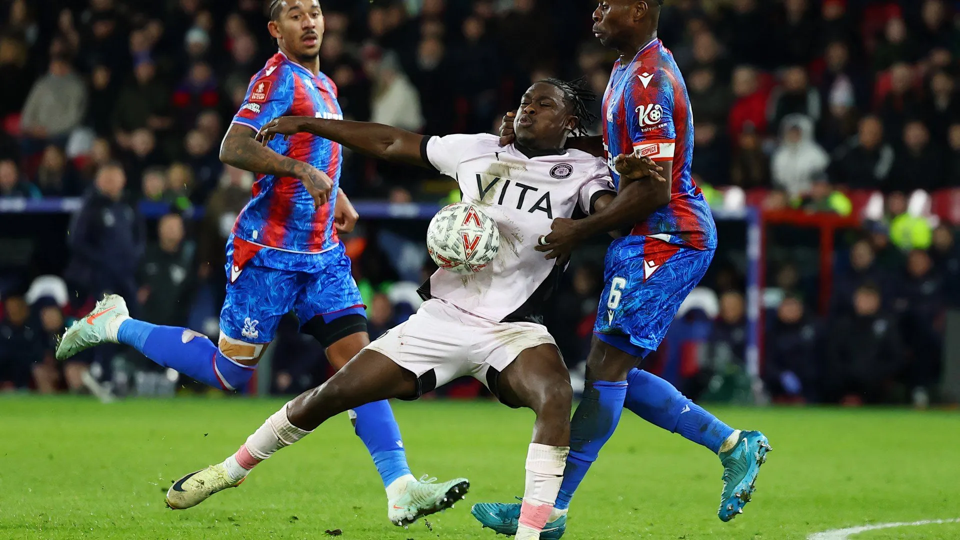 Isaac Olaofe thi đấu cho Stockport County