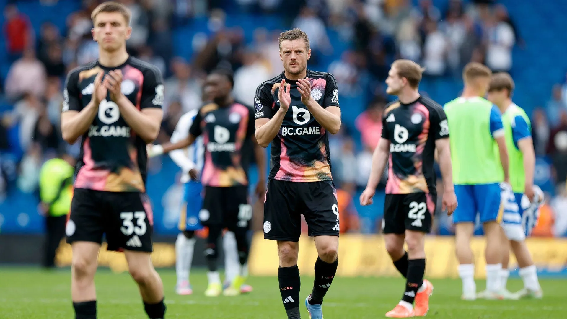 Jamie Vardy ăn mừng bàn thắng cùng đồng đội Leicester City