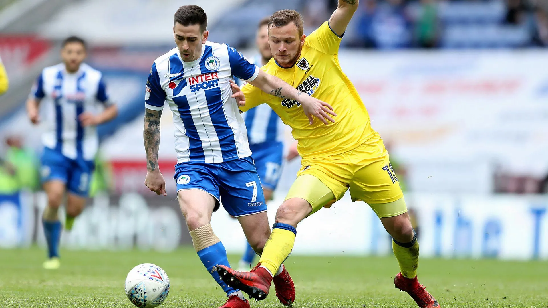 Jamie Walker thi đấu cho Wigan Athletic đối đầu AFC Wimbledon