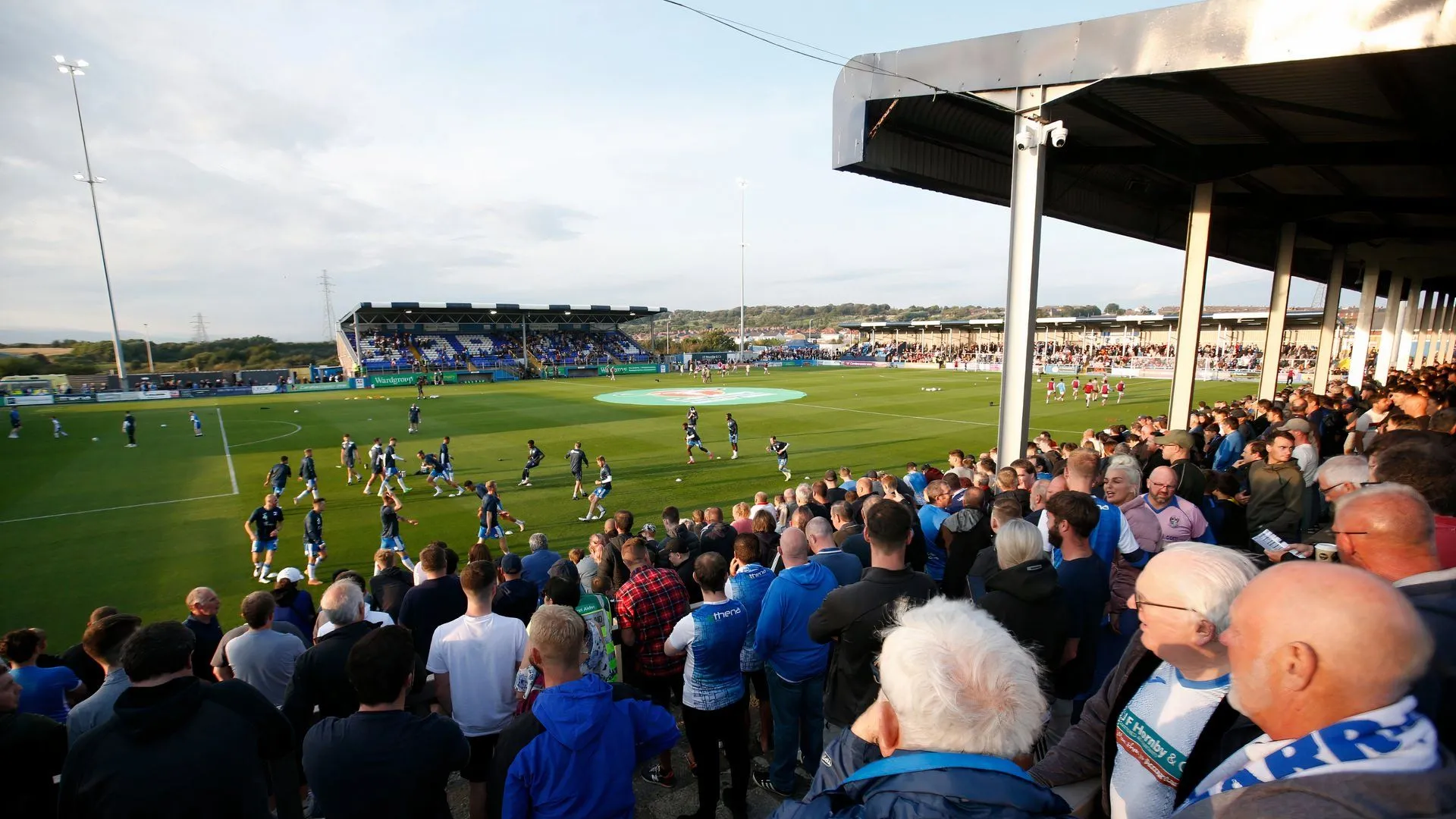 Khung cảnh bên trong sân Holker Street, sân nhà của Barrow AFC