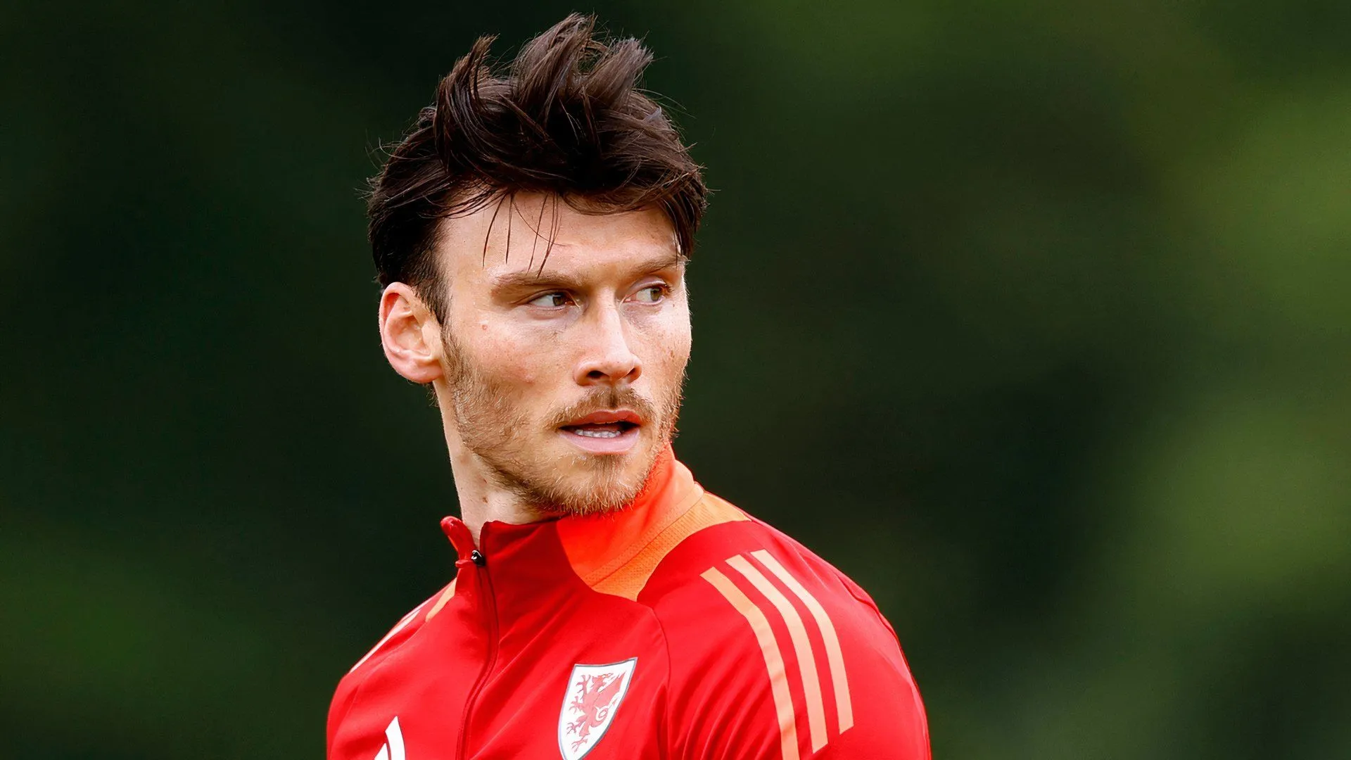 Kieffer Moore trong màu áo đội tuyển xứ Wales, tiền đạo được Wrexham quan tâm trên thị trường chuyển nhượng Championship.
