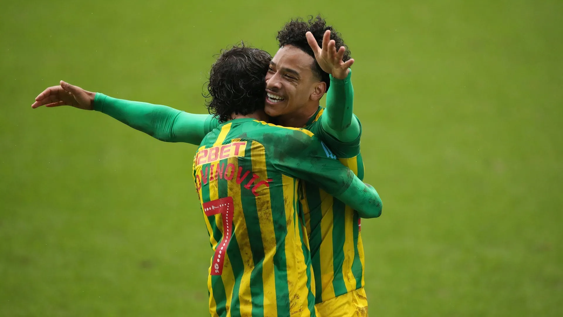 Matheus Pereira ăn mừng cùng West Brom sau khi giành vé thăng hạng Premier League 2020