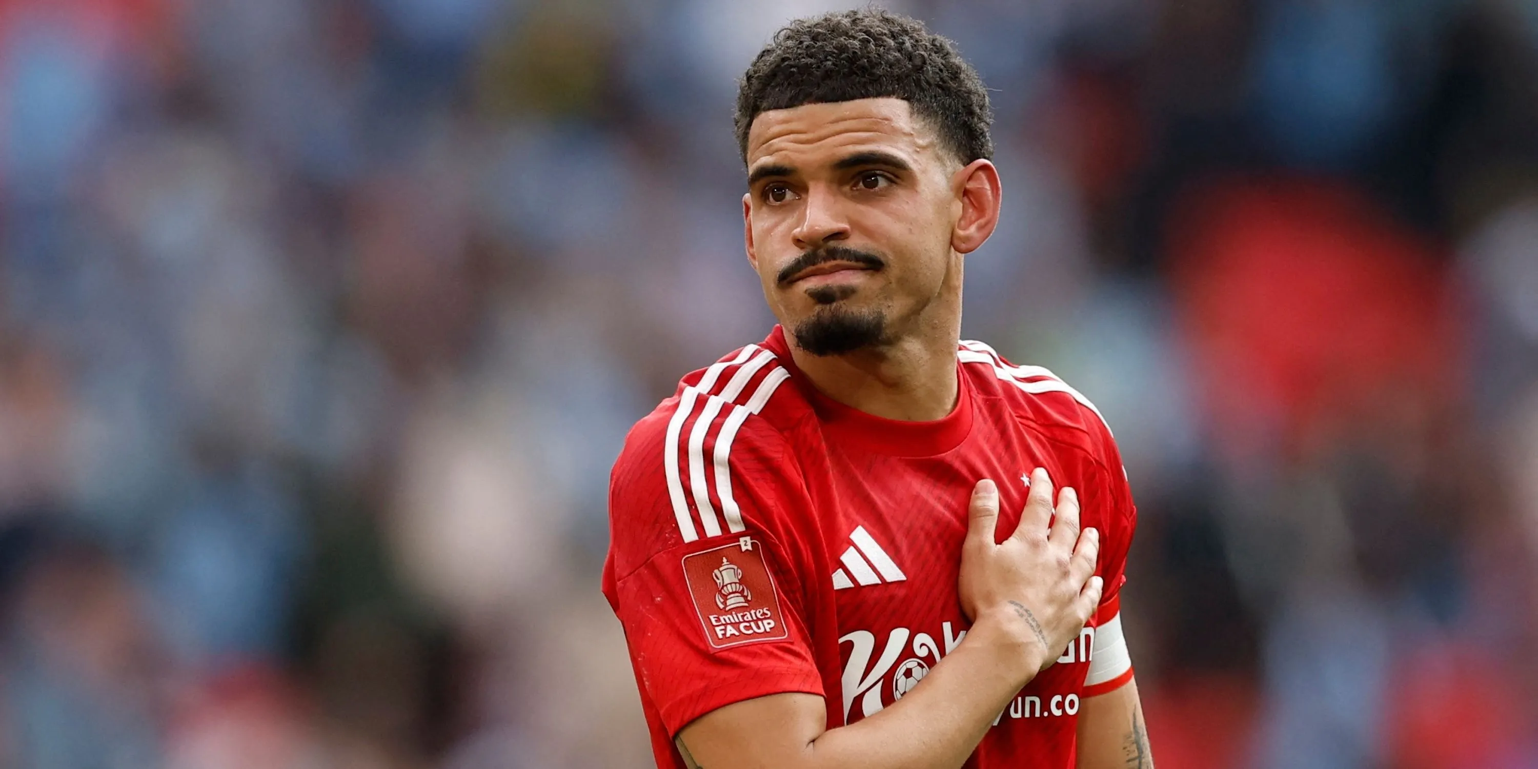 Morgan Gibbs-White thể hiện cảm xúc trong trận đấu cho Nottingham Forest
