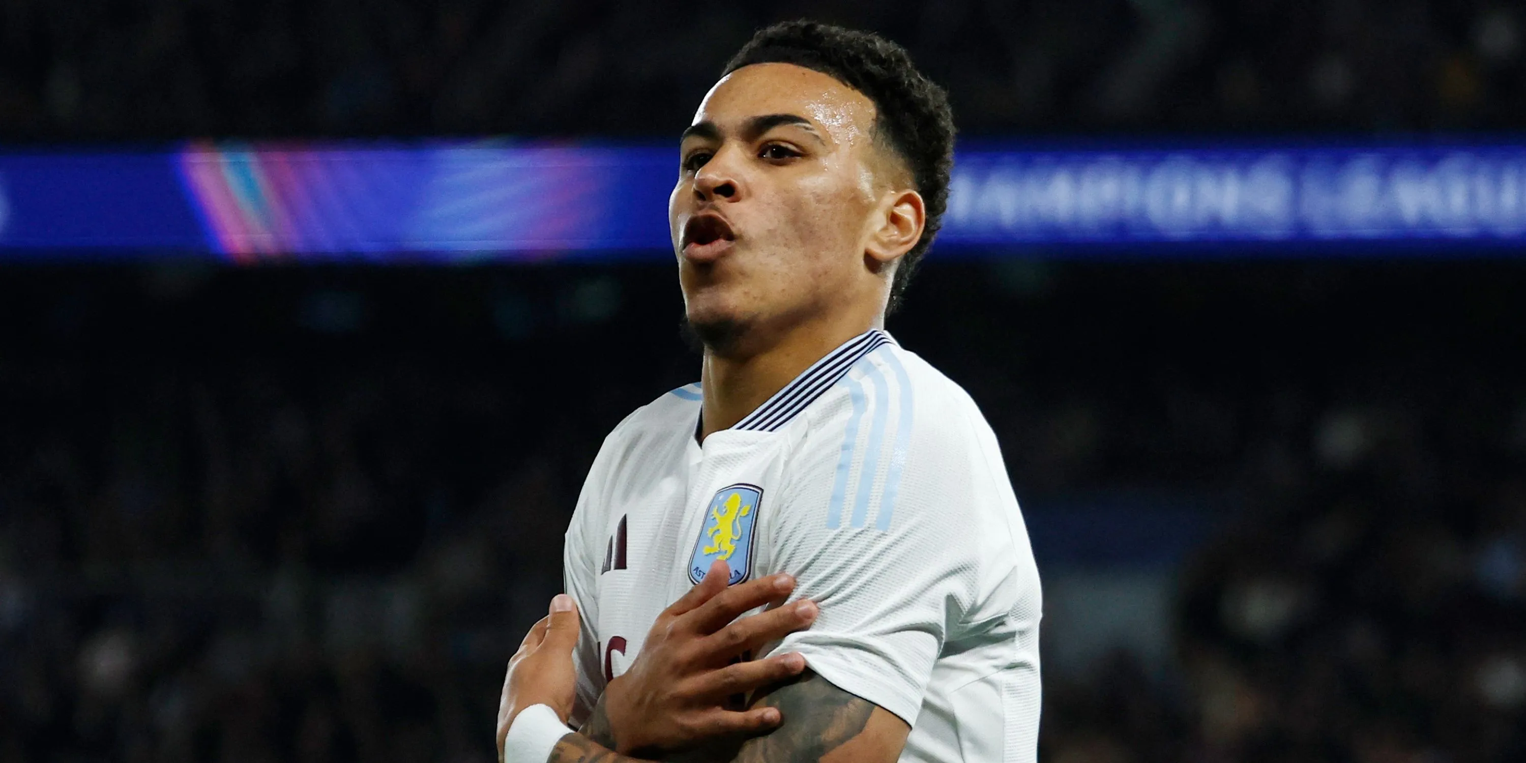 Morgan Rogers trong màu áo Aston Villa, tiền vệ tấn công được Jamie Carragher ca ngợi &quot;không thể ngăn cản&quot;.