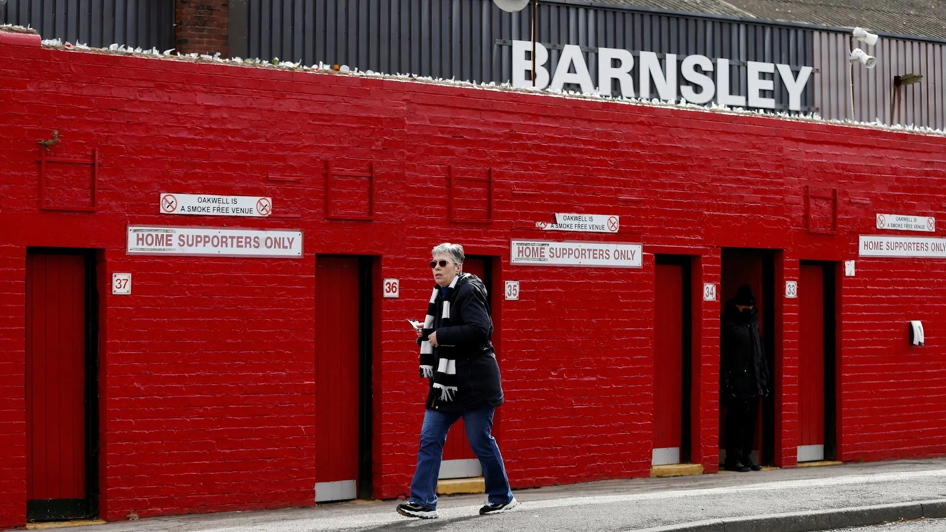 Người hâm mộ tập trung bên ngoài sân Oakwell của Barnsley