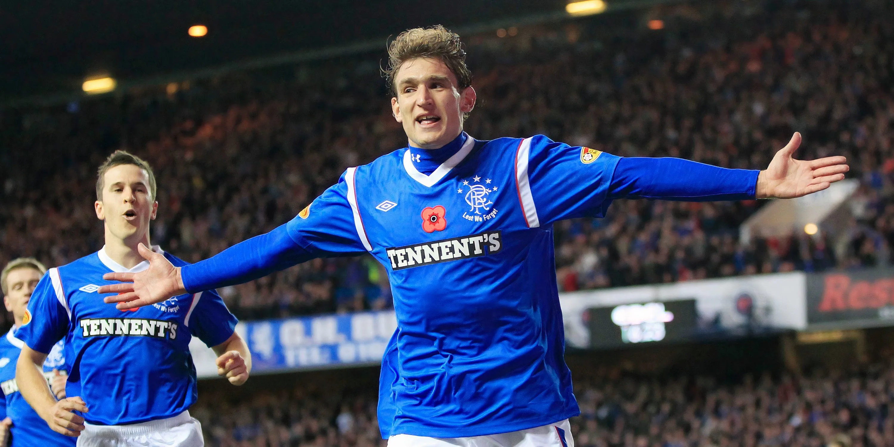 Nikica Jelavic ăn mừng bàn thắng trong màu áo Rangers tại giải VĐQG Scotland