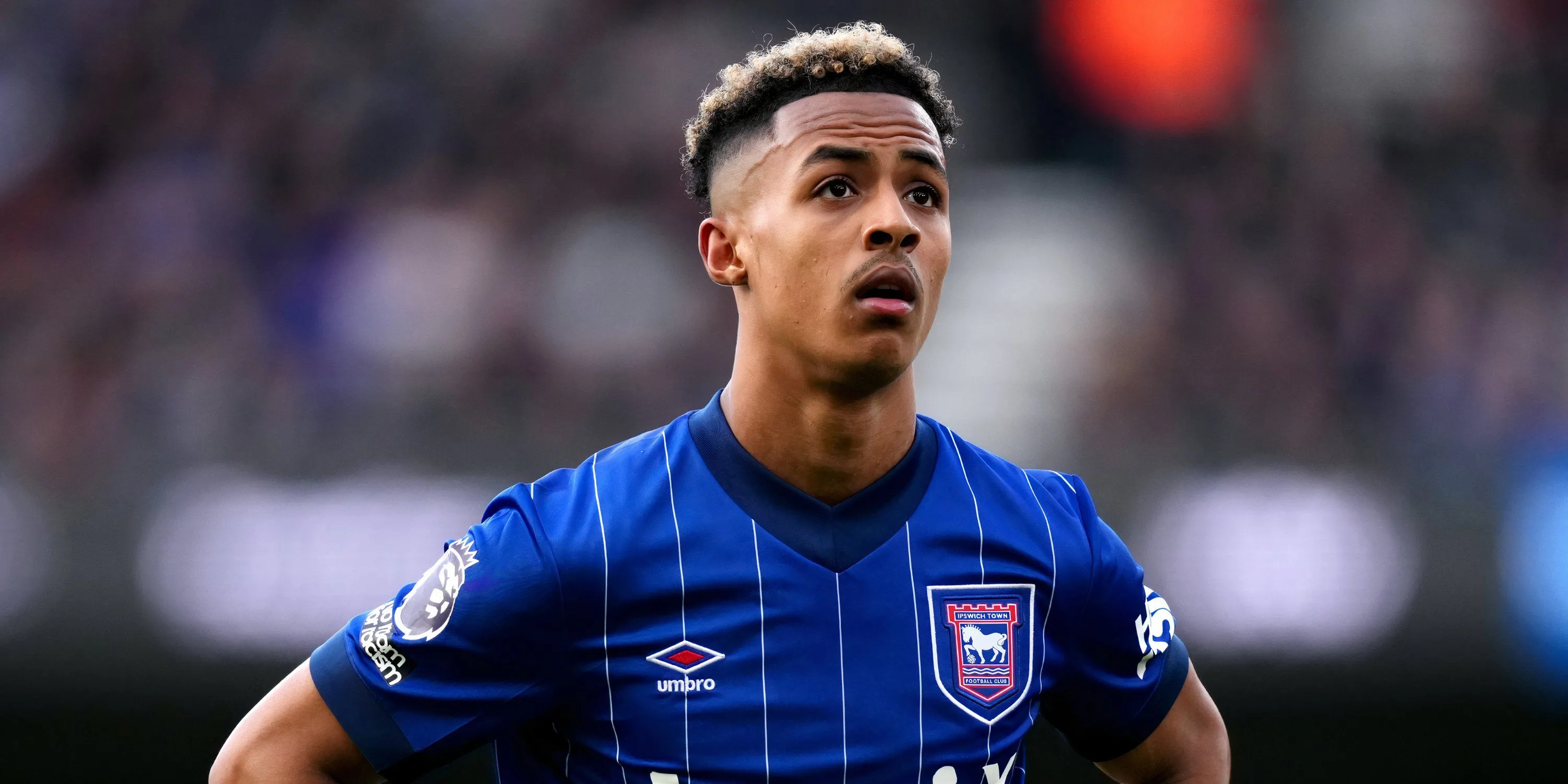 Omari Hutchinson trong một trận đấu cho Ipswich Town