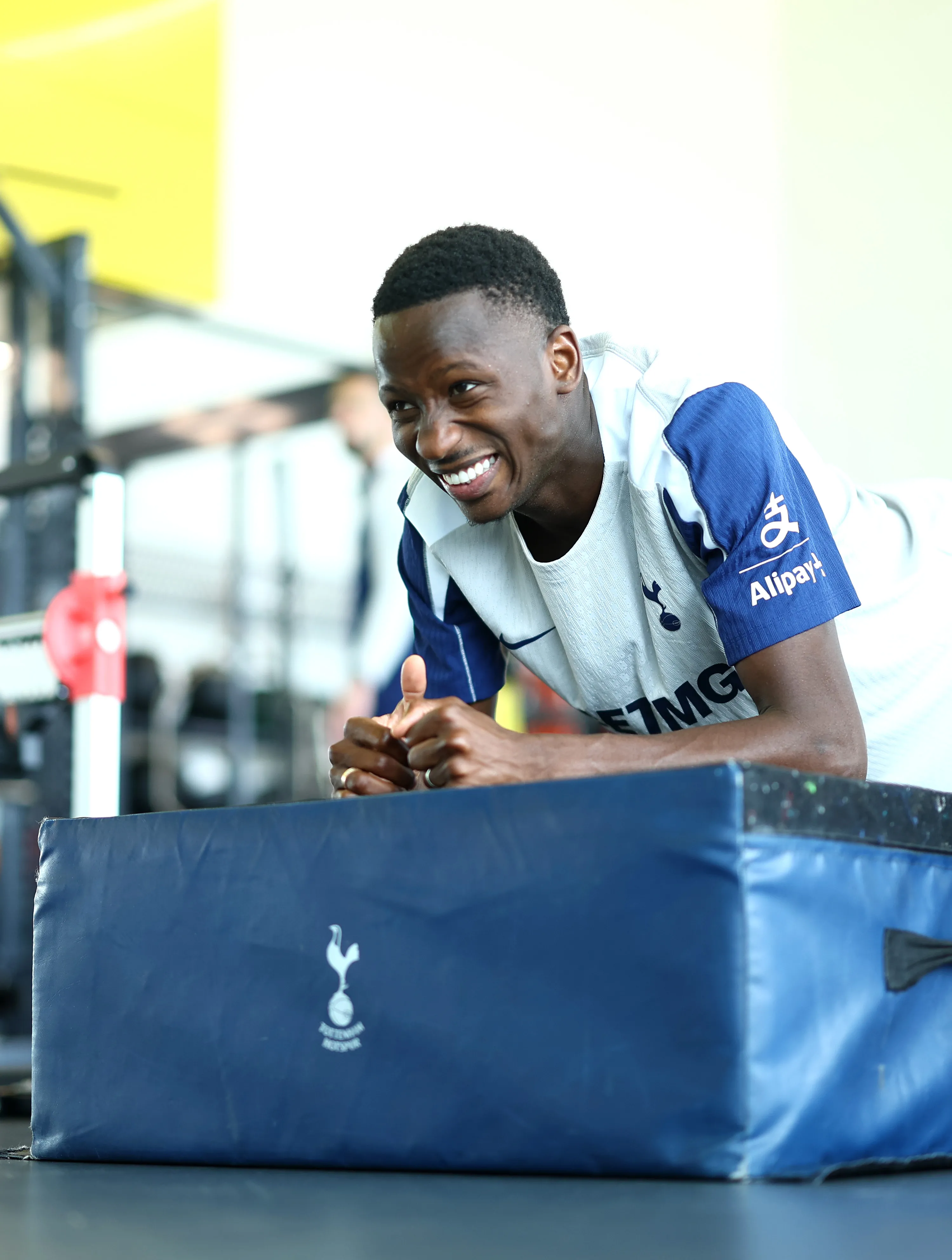 Pape Matar Sarr của Tottenham Hotspur tập luyện, thể hiện nỗ lực của đội bóng khi gặp khó khăn tại Premier League.
