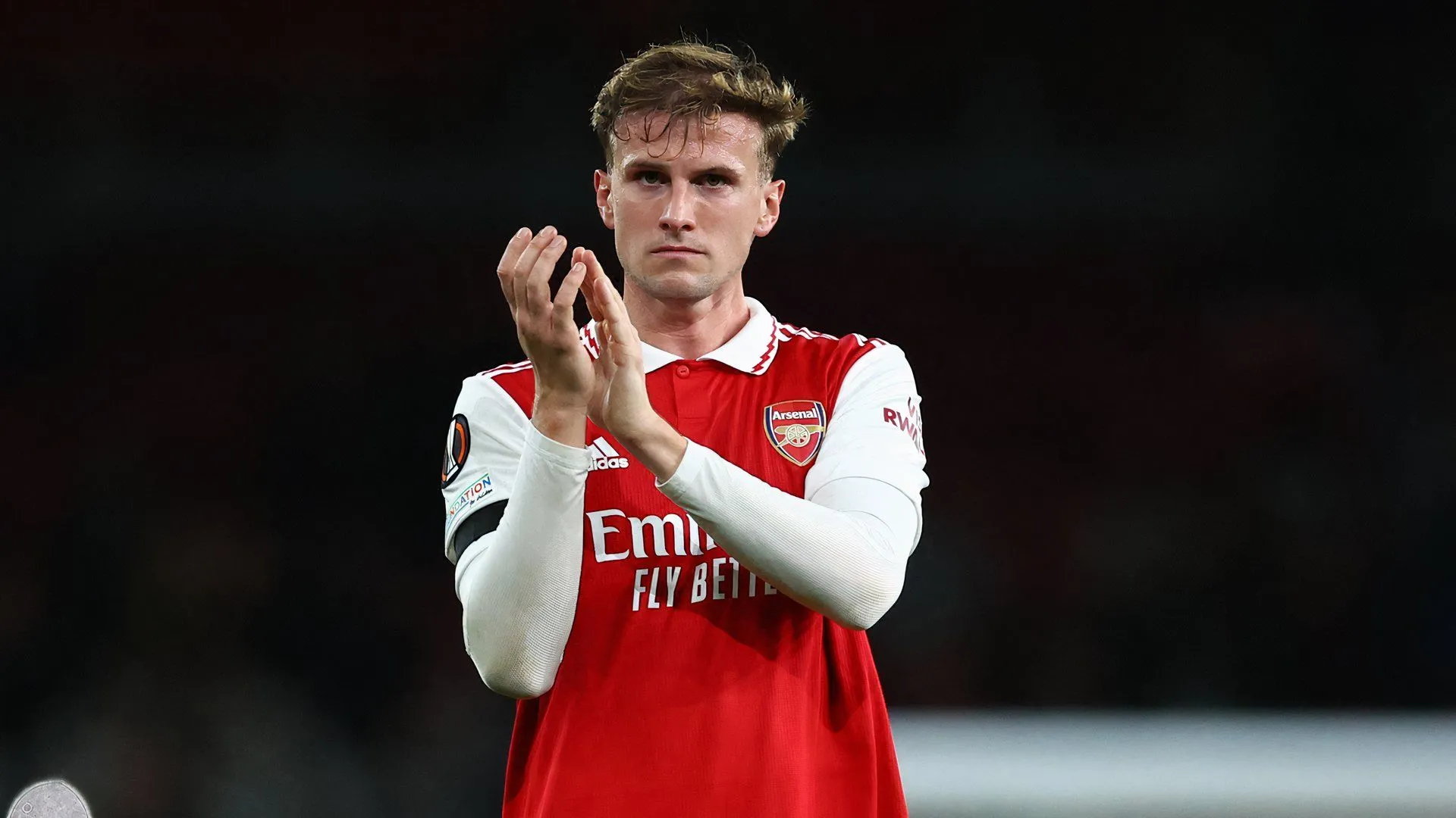 Rob Holding thi đấu cho Arsenal, minh chứng cho kinh nghiệm ở đẳng cấp cao nhất.