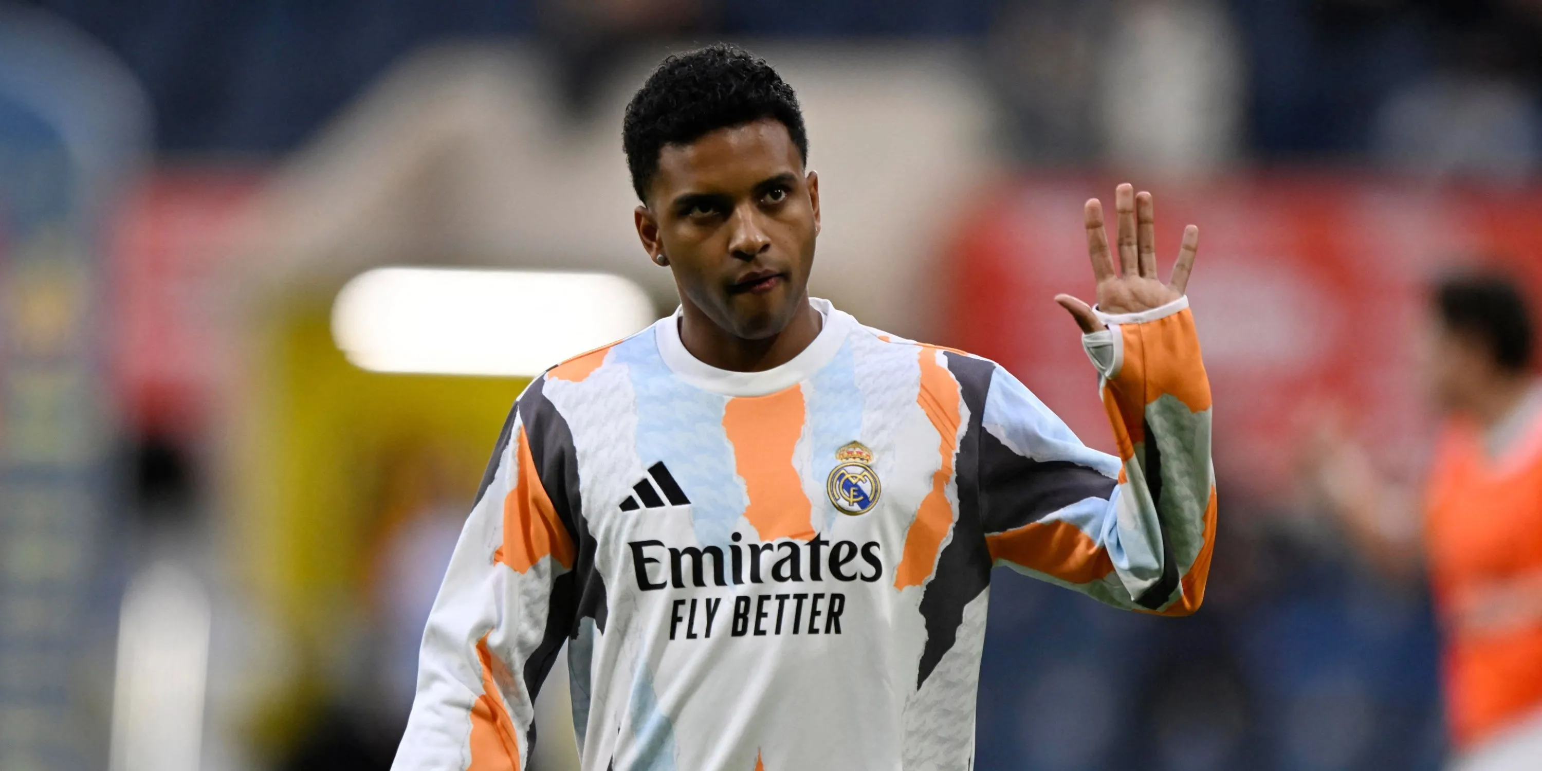 Rodrygo của Real Madrid tranh chấp bóng, thể hiện sự cần cù trong lối chơi