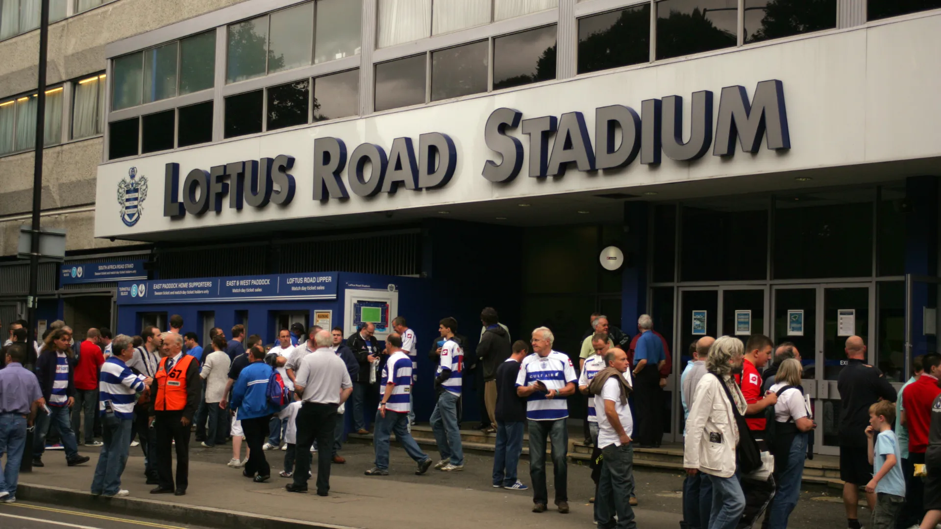 Sân vận động Loftus Road của QPR nhìn từ bên ngoài