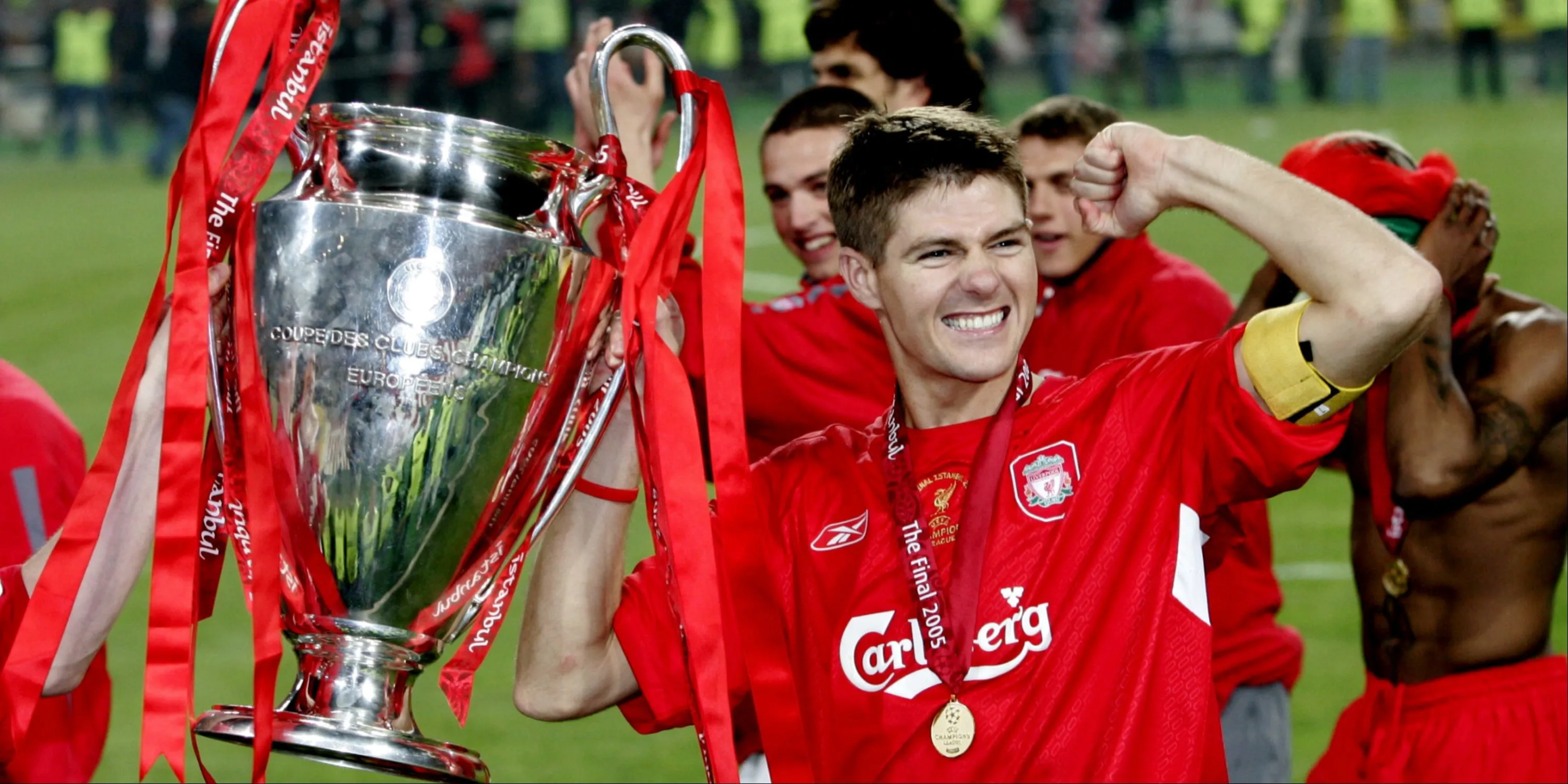 Steven Gerrard ăn mừng cùng chiếc cúp Champions League
