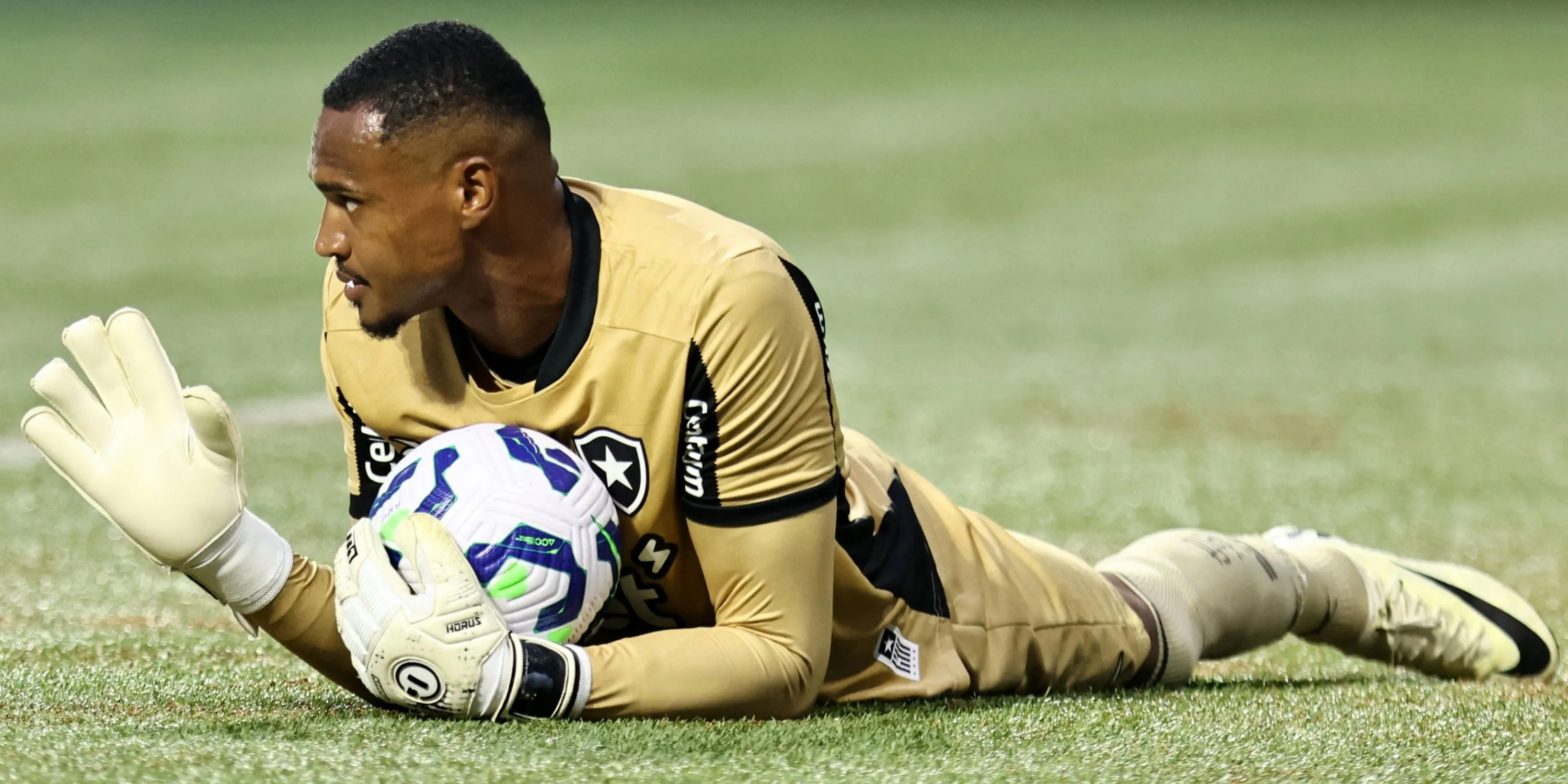 Thủ môn John Victor trong màu áo Botafogo thi đấu tại Club World Cup