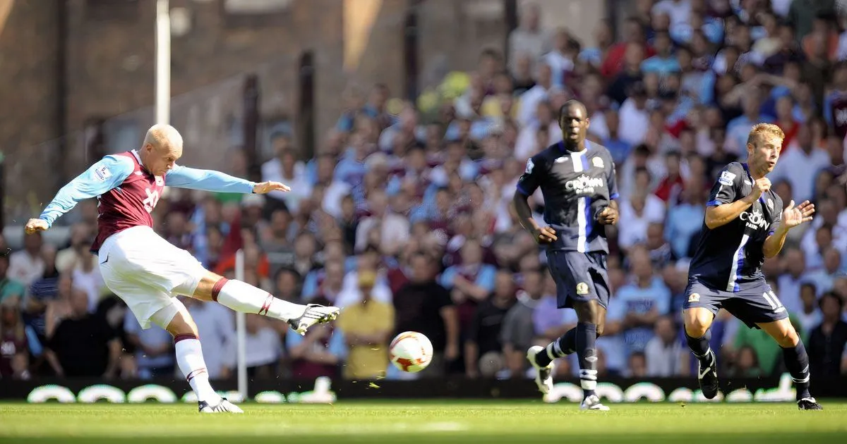 Tiền đạo Dean Ashton trong màu áo West Ham United, một tài năng Premier League bị chấn thương cản trở sự nghiệp.