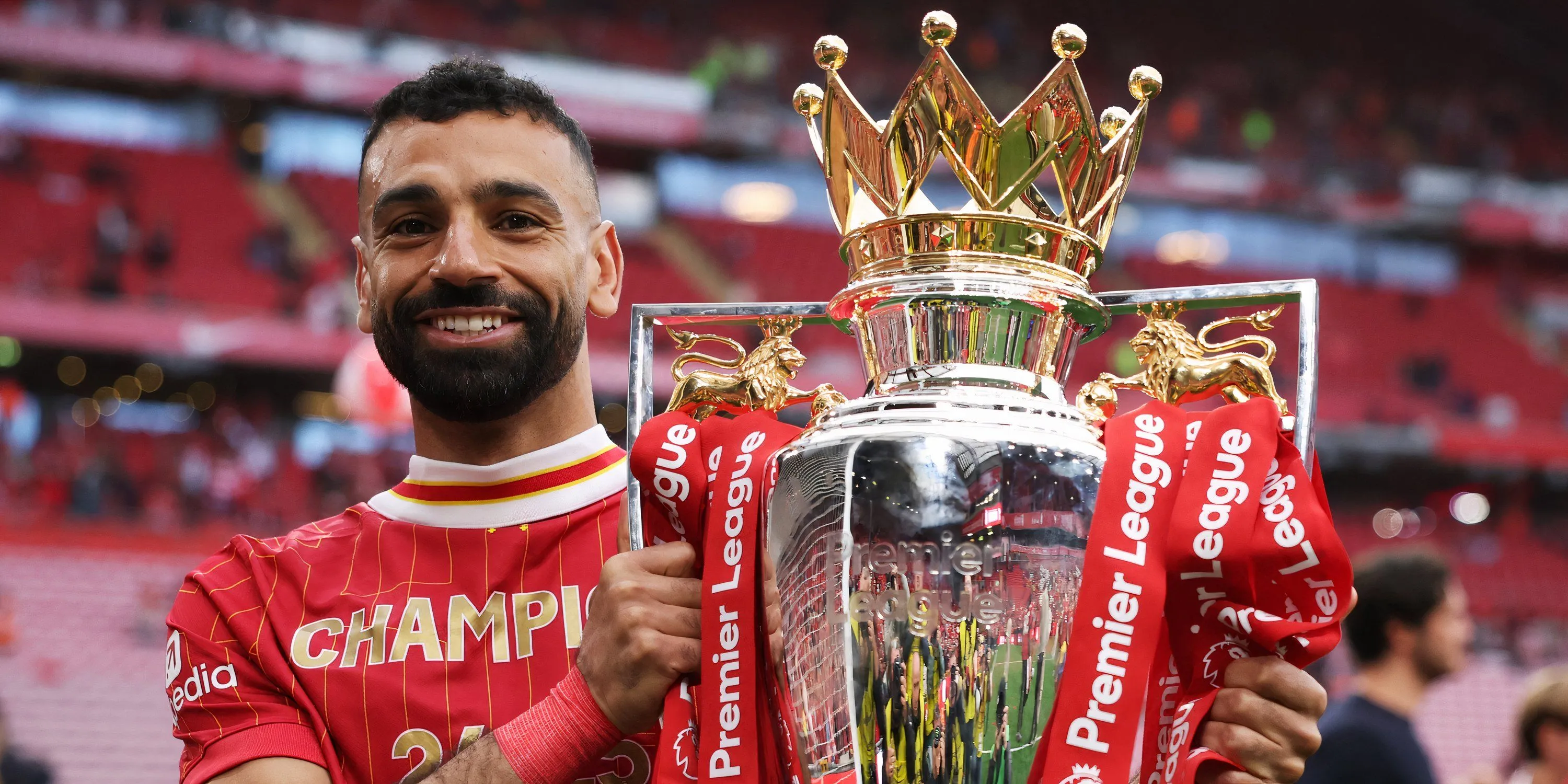 Tiền đạo Mohamed Salah và chiếc cúp Premier League, biểu tượng cho thành công của Liverpool trong kỷ nguyên gần đây.