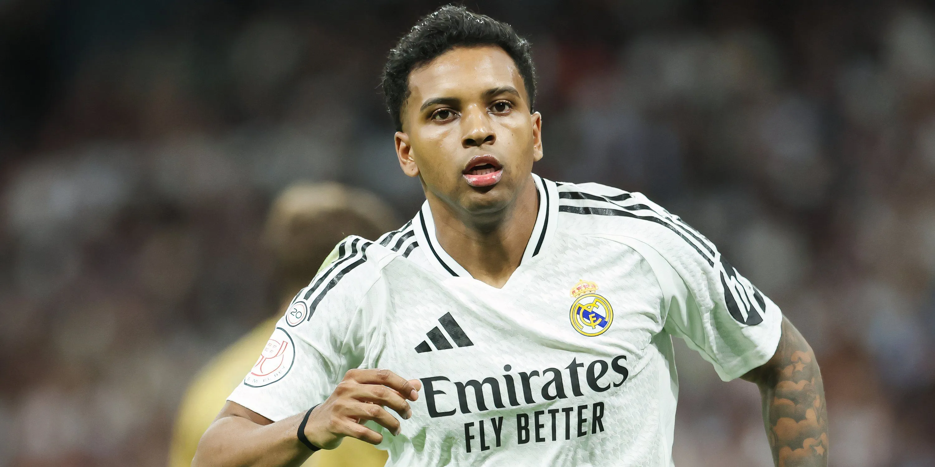 Tiền đạo Rodrygo của Real Madrid kiểm soát bóng trên sân cỏ