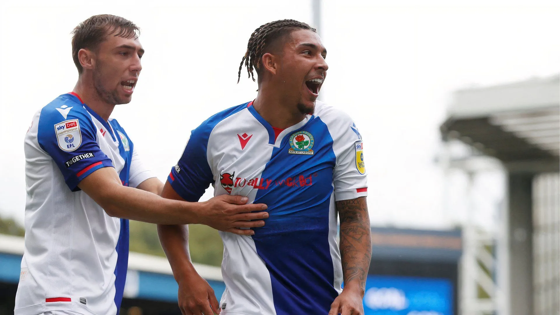 Tiền đạo Tyrhys Dolan thi đấu cho Blackburn Rovers, đội bóng cũ của anh.
