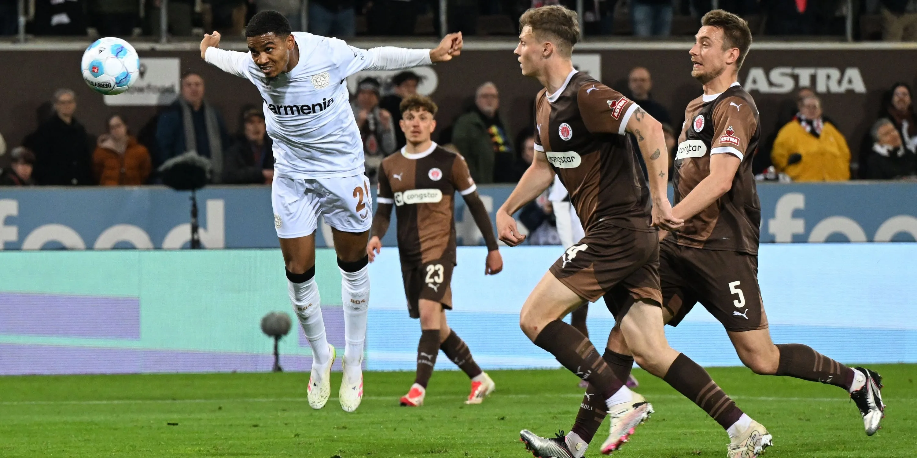 Tiền vệ Amine Adli của Bayer Leverkusen đang thể hiện kỹ năng trên sân