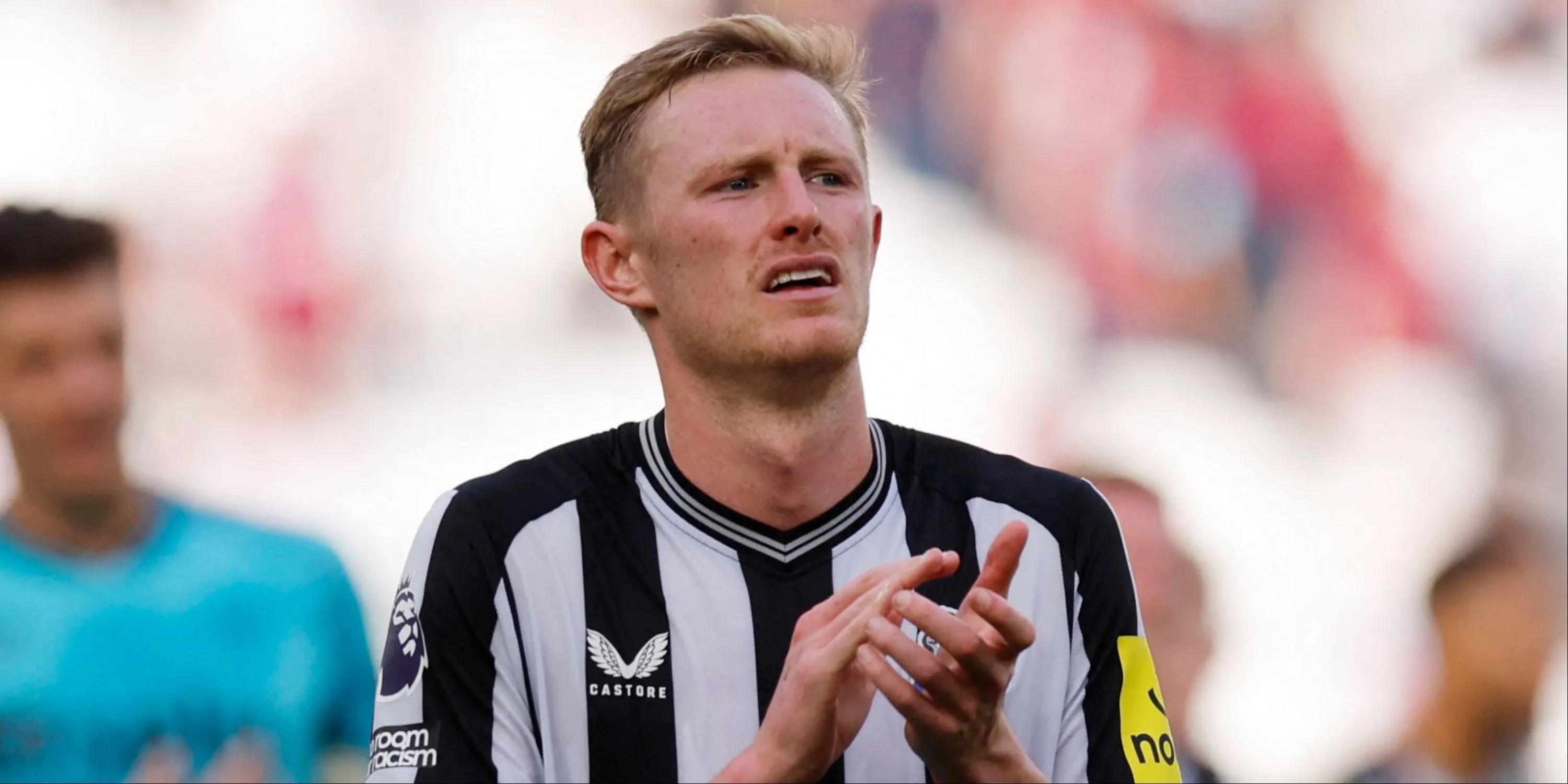 Tiền vệ Sean Longstaff của Newcastle vỗ tay tri ân người hâm mộ