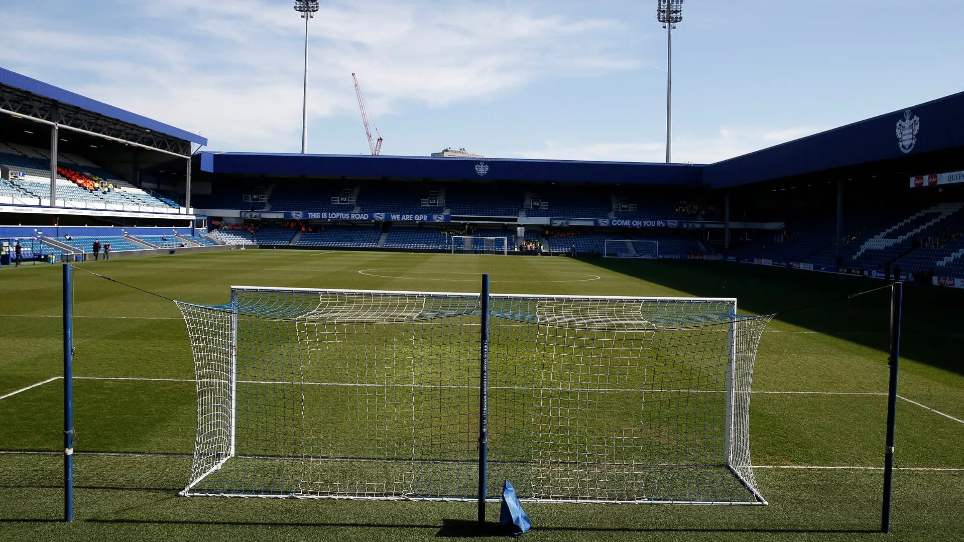 Toàn cảnh sân vận động Loftus Road, mái nhà của Queens Park Rangers