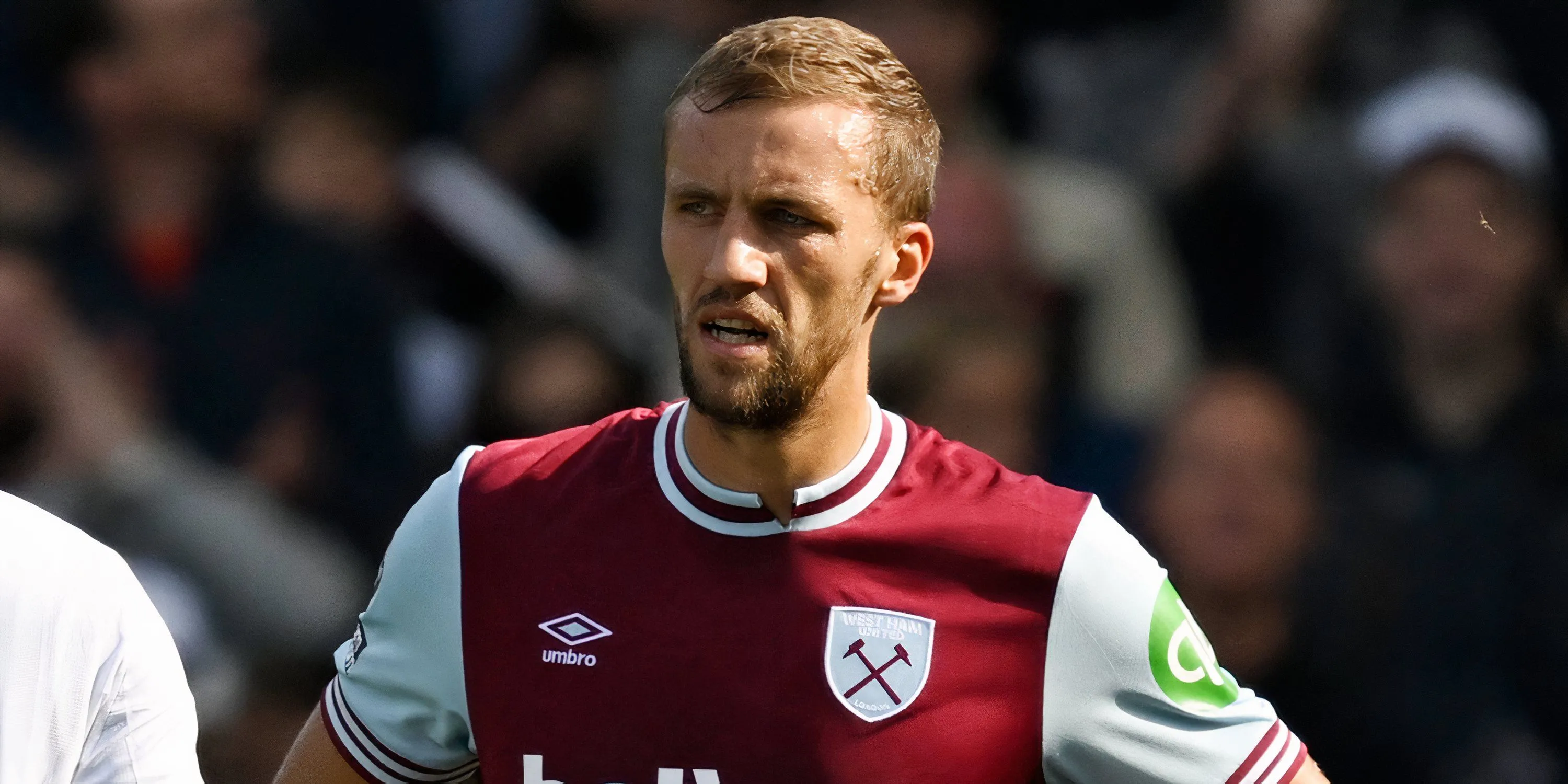 Tomas Soucek trong màu áo West Ham United trên sân cỏ