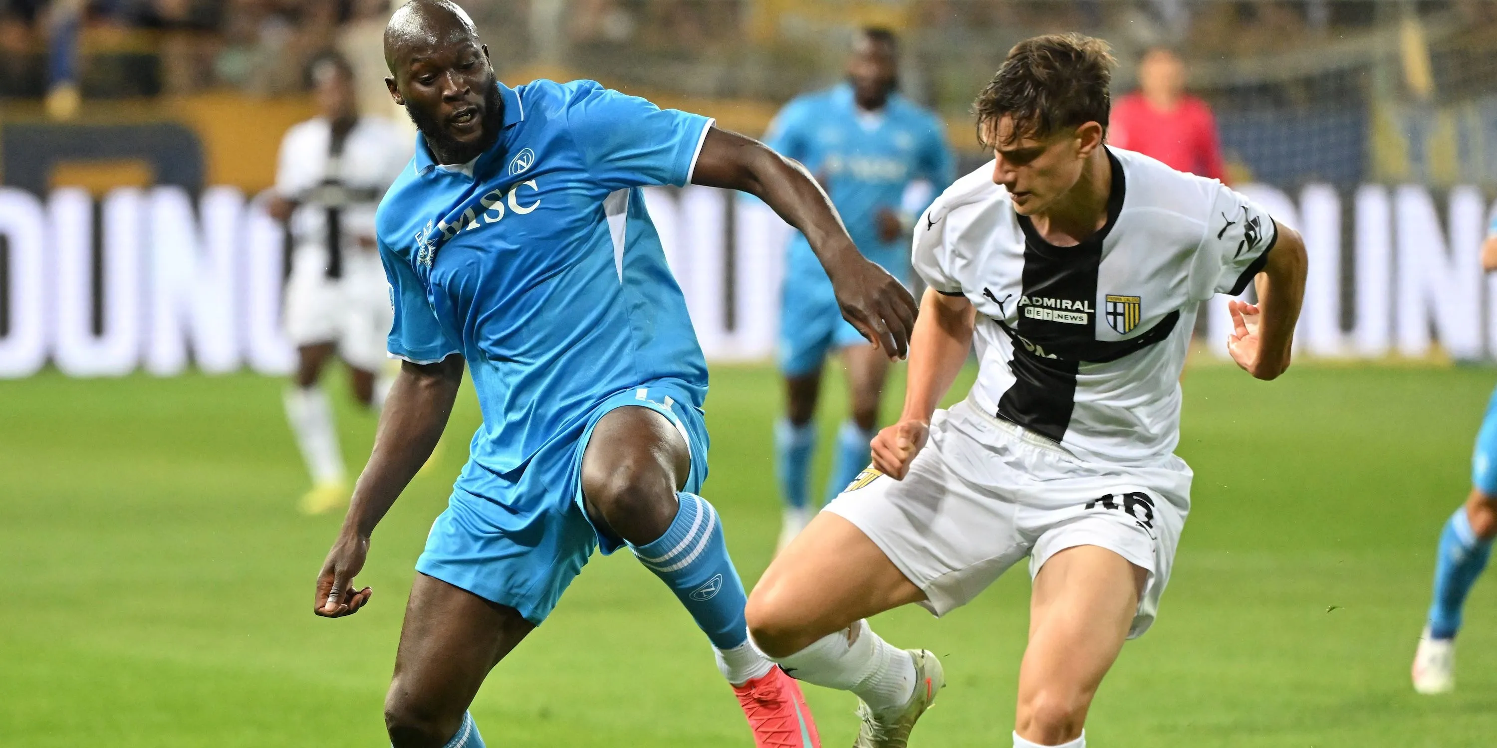 Trung vệ Giovanni Leoni của Parma trong pha tranh chấp với Romelu Lukaku, thể hiện khả năng phòng ngự ấn tượng ở Serie A.