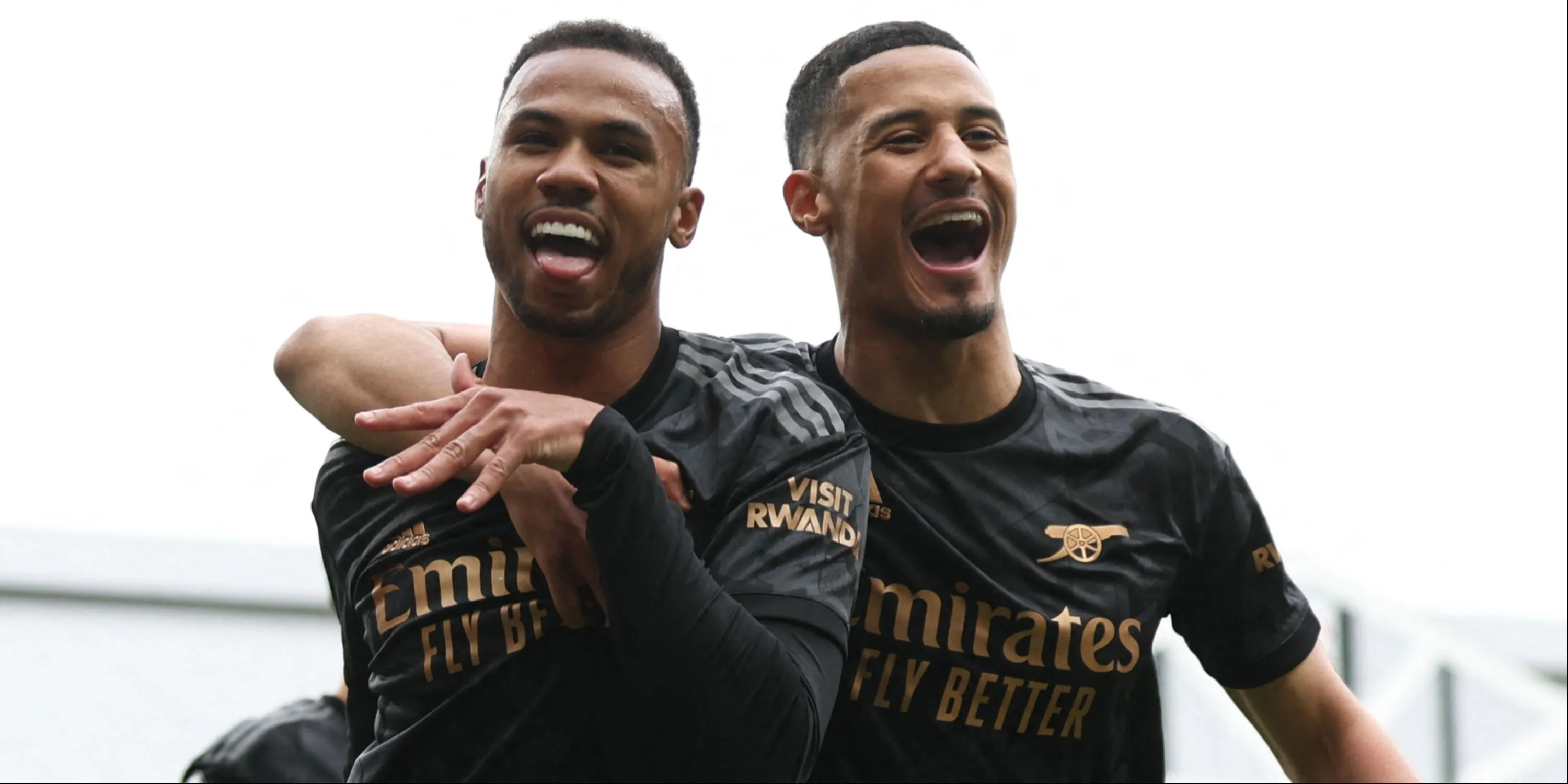 Trung vệ William Saliba và Gabriel của Arsenal trên sân
