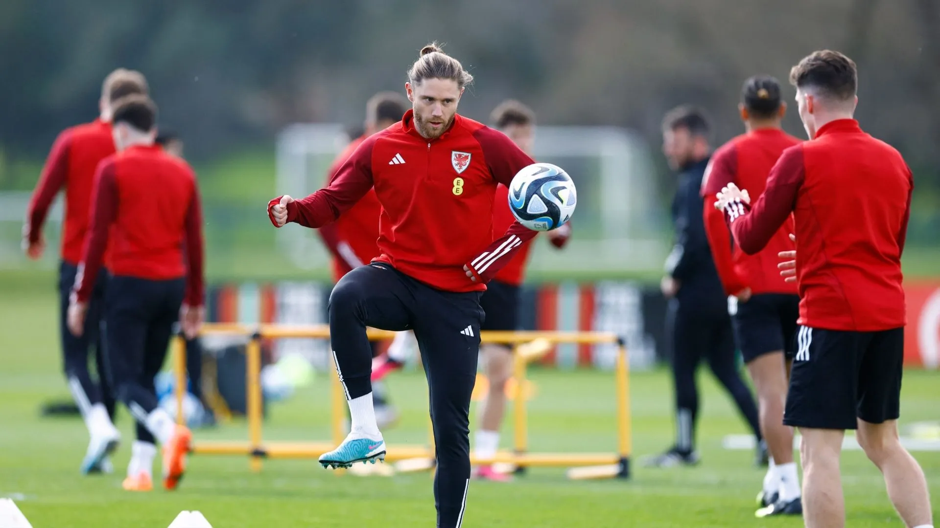 Wes Burns trong buổi tập cùng đội tuyển Wales, thể hiện khả năng thích nghi chiến thuật.