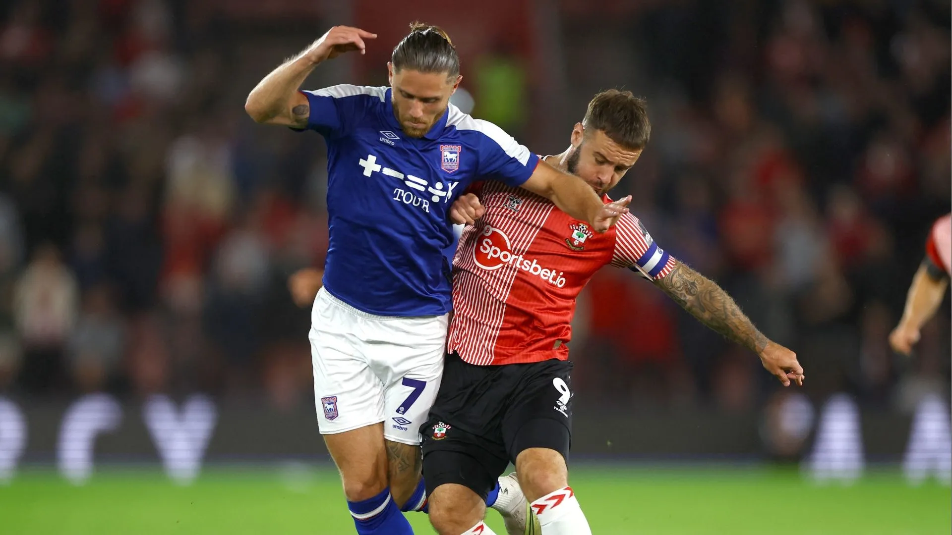 Wes Burns trong màu áo Ipswich Town, thể hiện sự ổn định và đáng tin cậy.