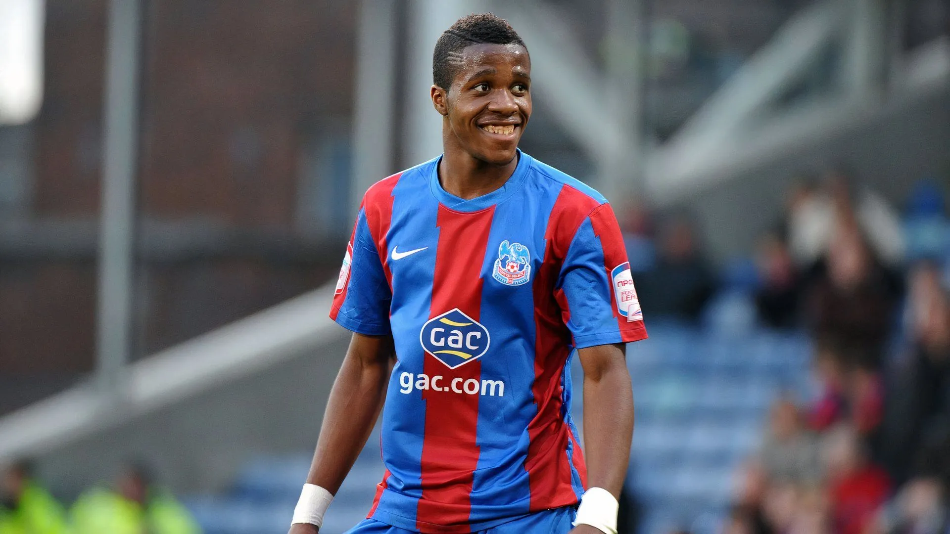 Wilfried Zaha của Crystal Palace đi bóng đầy kỹ thuật