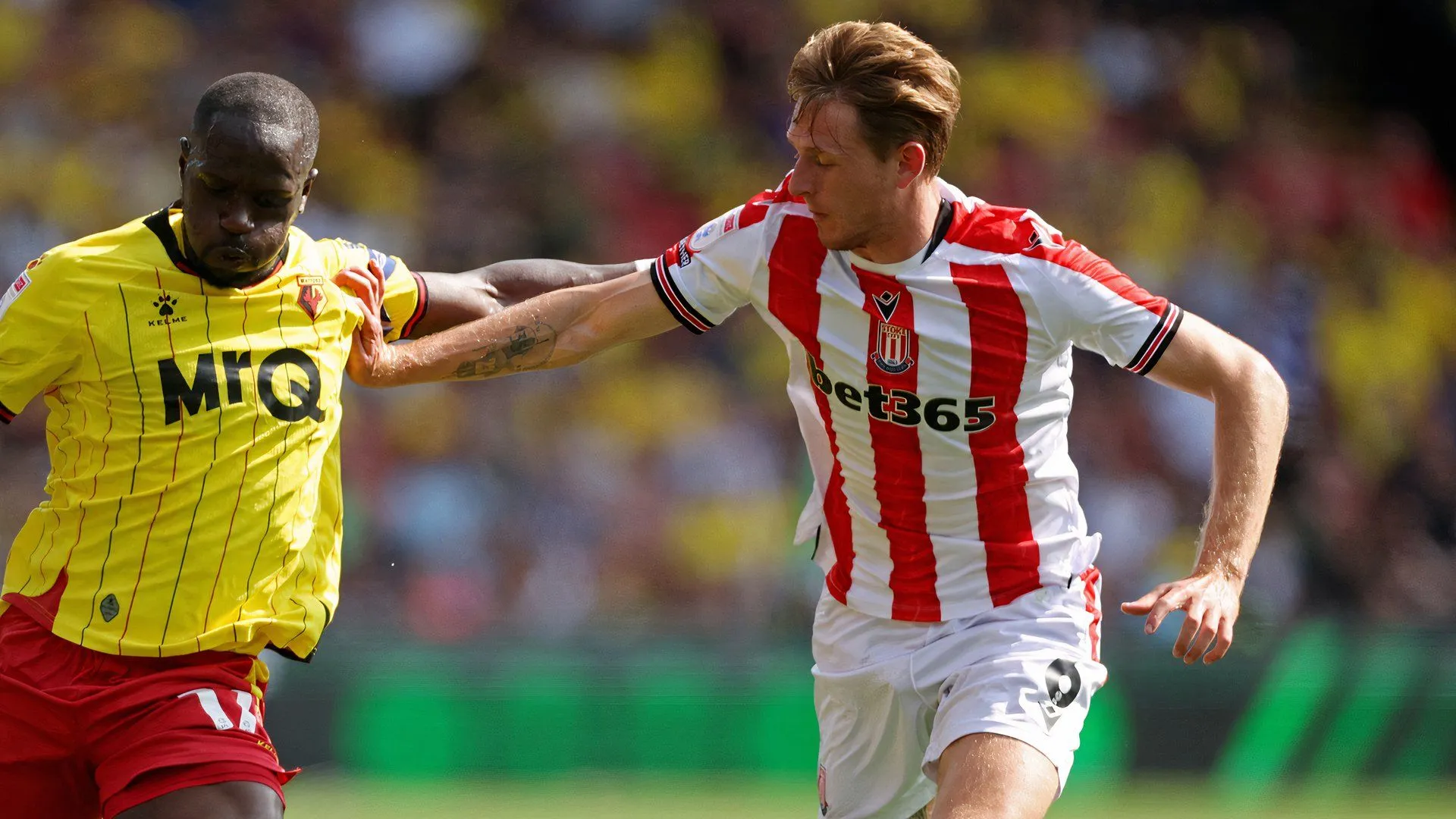 Wouter Burger trong màu áo Stoke City, thể hiện sự nỗ lực trên sân Bet365 Stadium