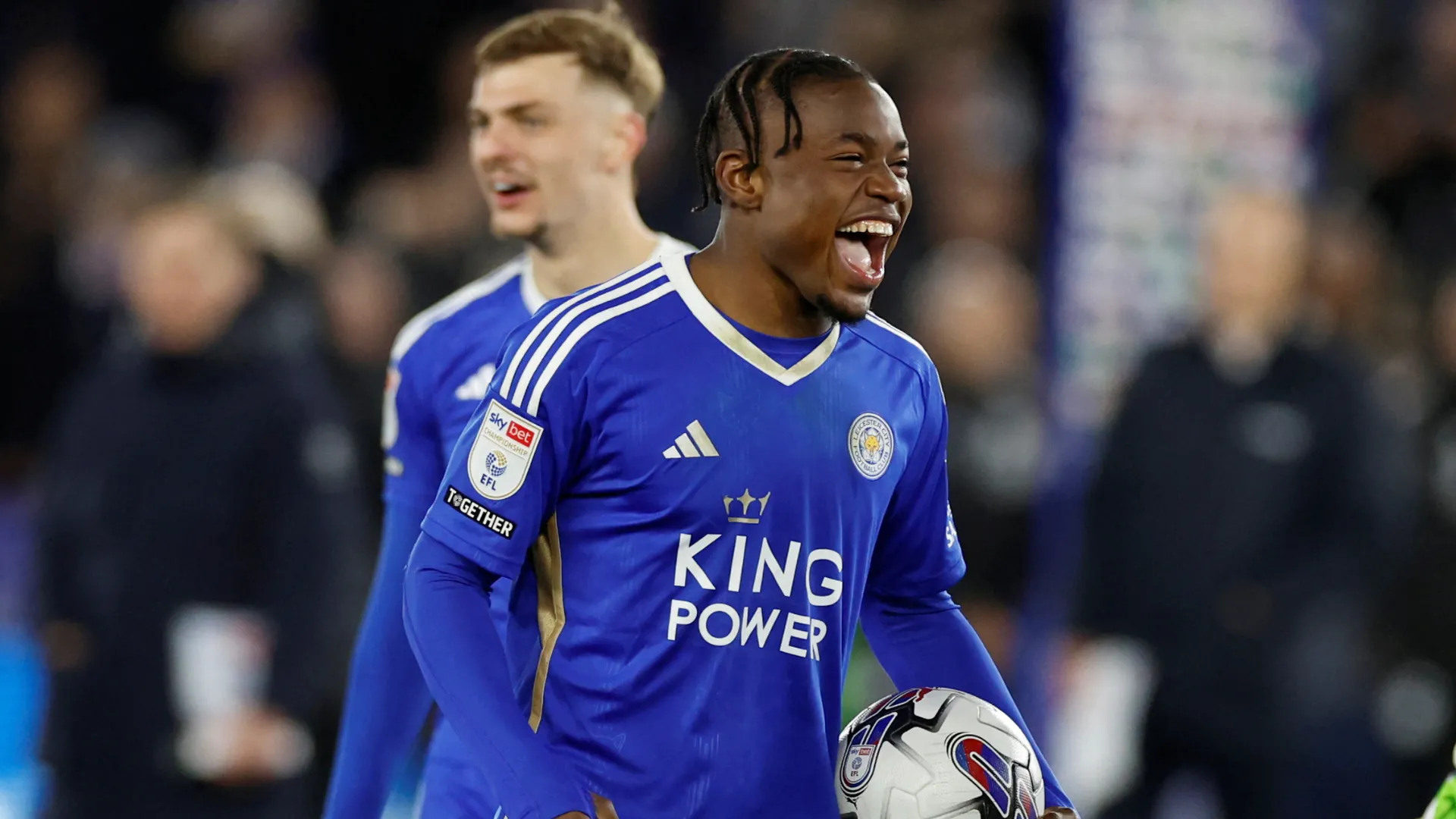 Abdul Fatawu trong màu áo Leicester City thể hiện sự quyết tâm trên sân cỏ.