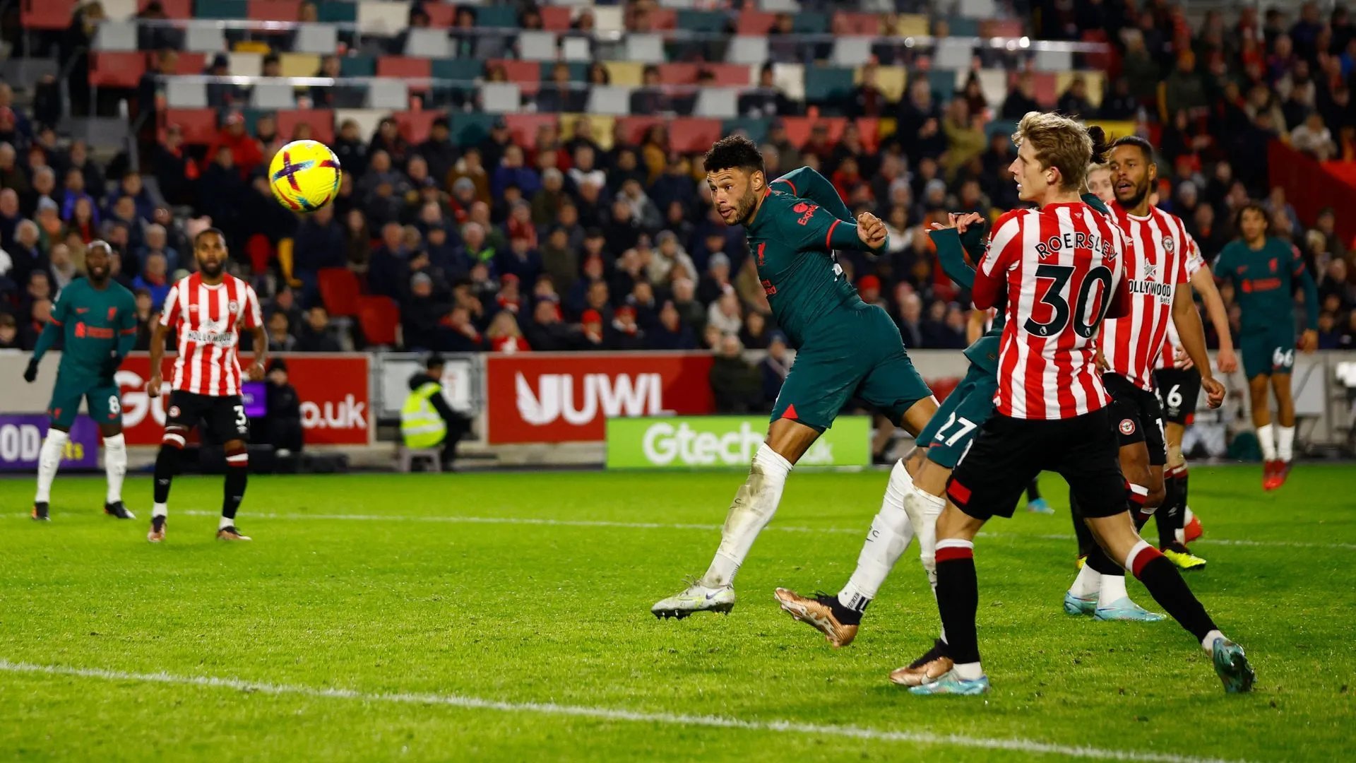 Alex Oxlade-Chamberlain trong màu áo Liverpool, một biểu tượng tài năng nhưng đầy rủi ro chấn thương.