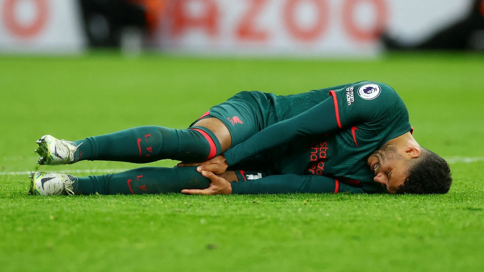 Alex Oxlade-Chamberlain với tiền sử chấn thương dày đặc, yếu tố khiến Birmingham City phải cân nhắc.