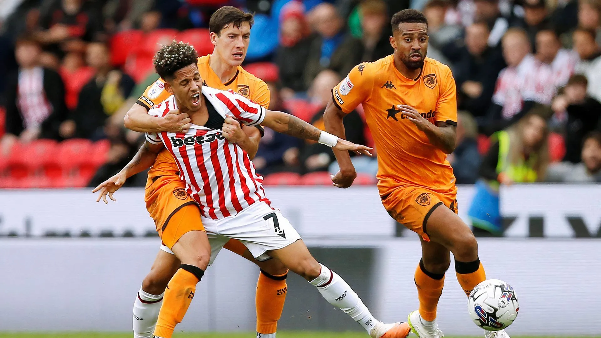 Andre Vidigal thi đấu cho Stoke City, một trong hai cầu thủ cần tìm bến đỗ mới