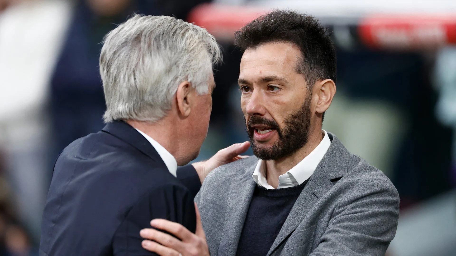 Carlos Corberan và Carlo Ancelotti trong một trận đấu La Liga, minh họa tầm vóc đối thủ của Valencia