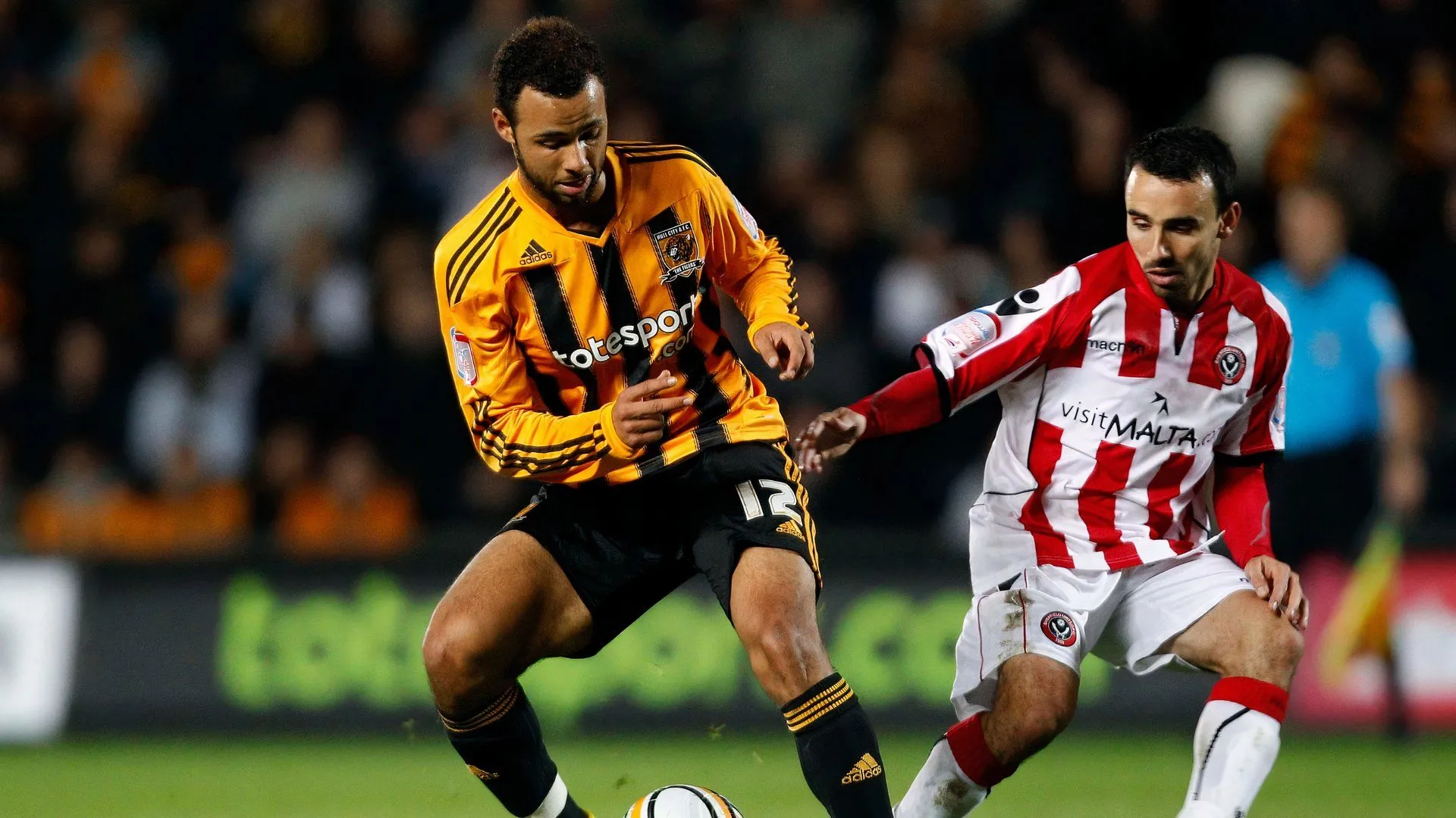 Cầu thủ Leon Britton trong trận đấu giữa Sheffield United và Hull City, giai đoạn anh rời Swansea City.