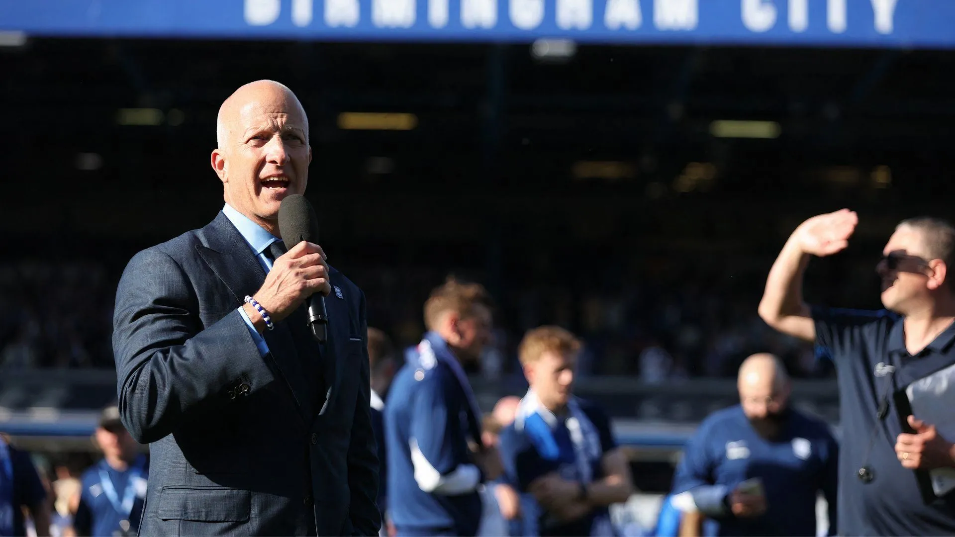 Chủ tịch Tom Wagner phát biểu trước người hâm mộ Birmingham City, thể hiện cam kết và kỳ vọng lớn vào tương lai của câu lạc bộ.