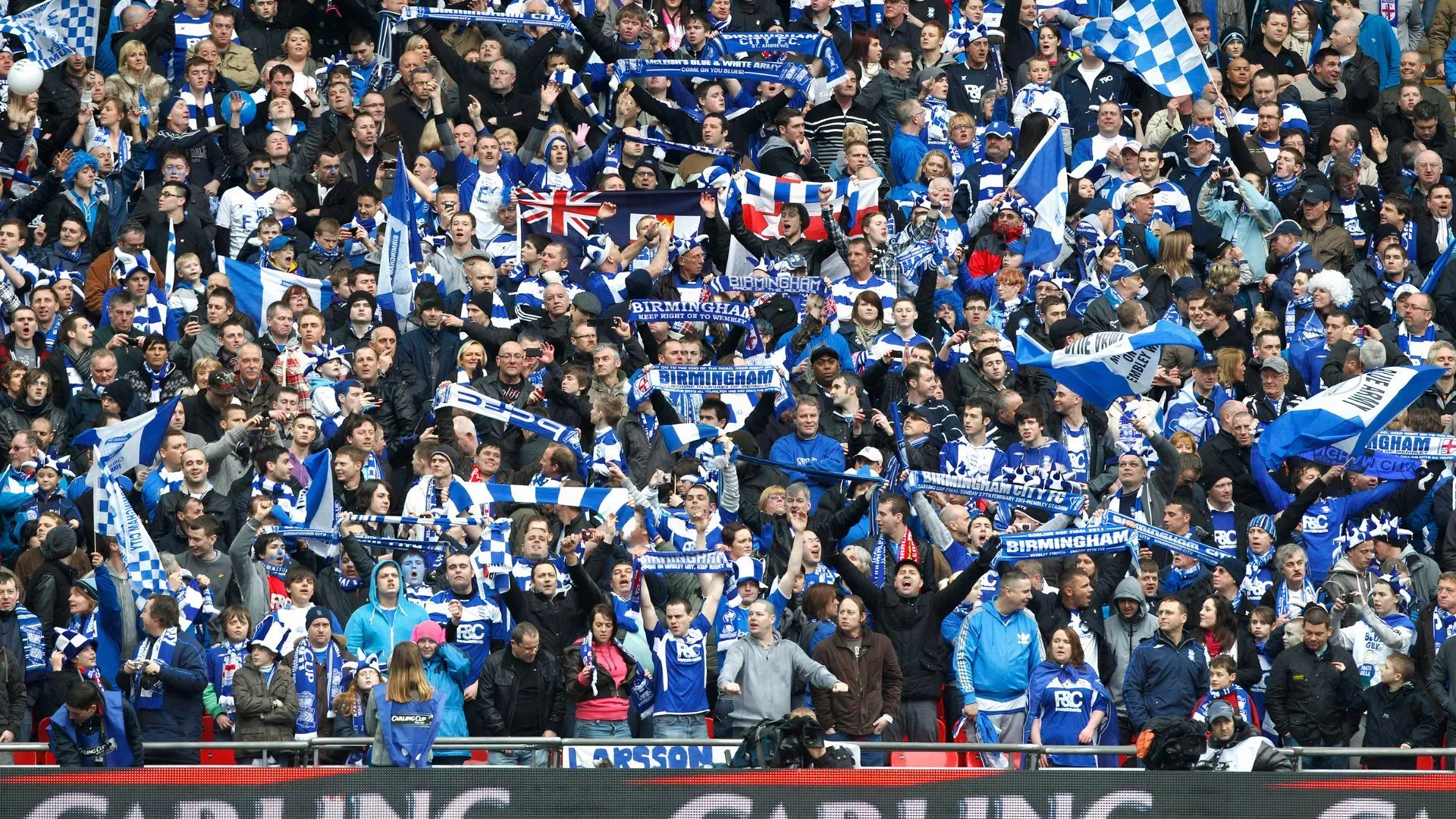 Cổ động viên Birmingham City ăn mừng, hình ảnh đại diện cho tham vọng của câu lạc bộ với dự án sân vận động mới trị giá 3 tỷ bảng.