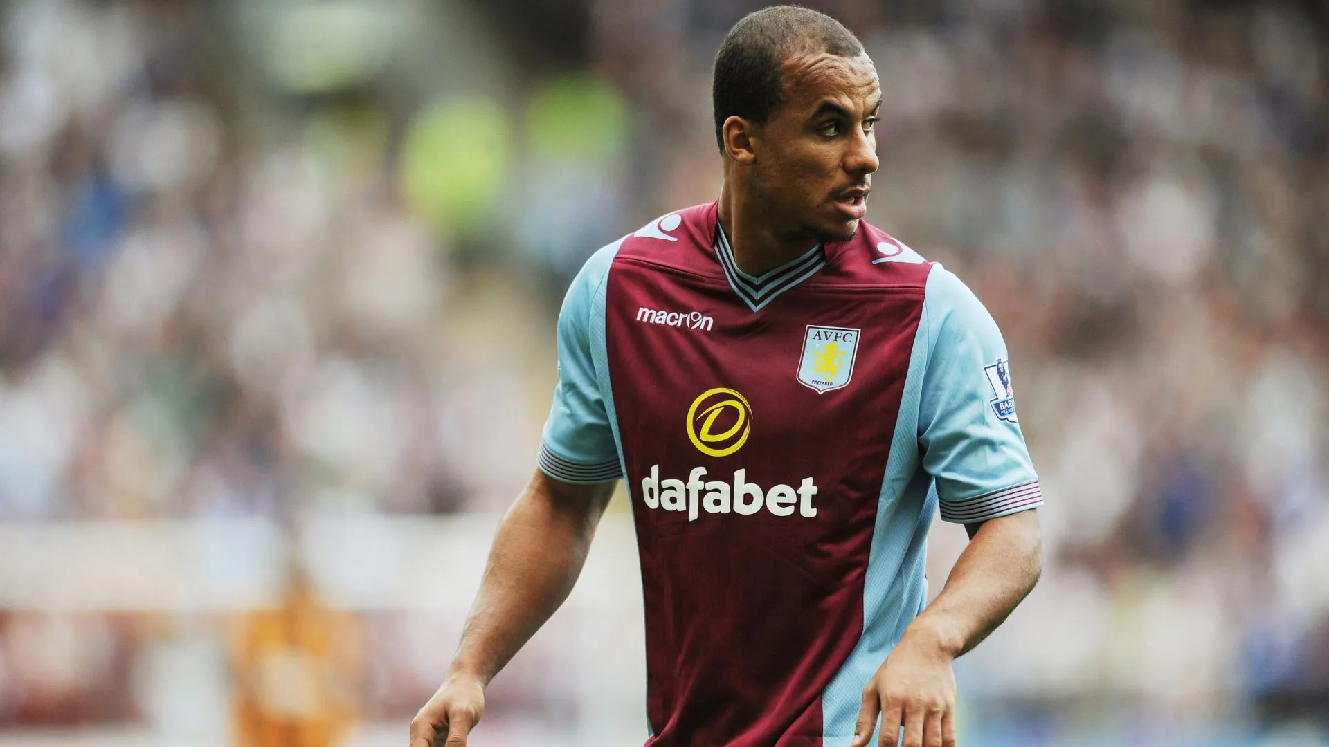 Cựu tiền đạo Gabriel Agbonlahor với vai trò chuyên gia, chia sẻ kinh nghiệm bóng đá.