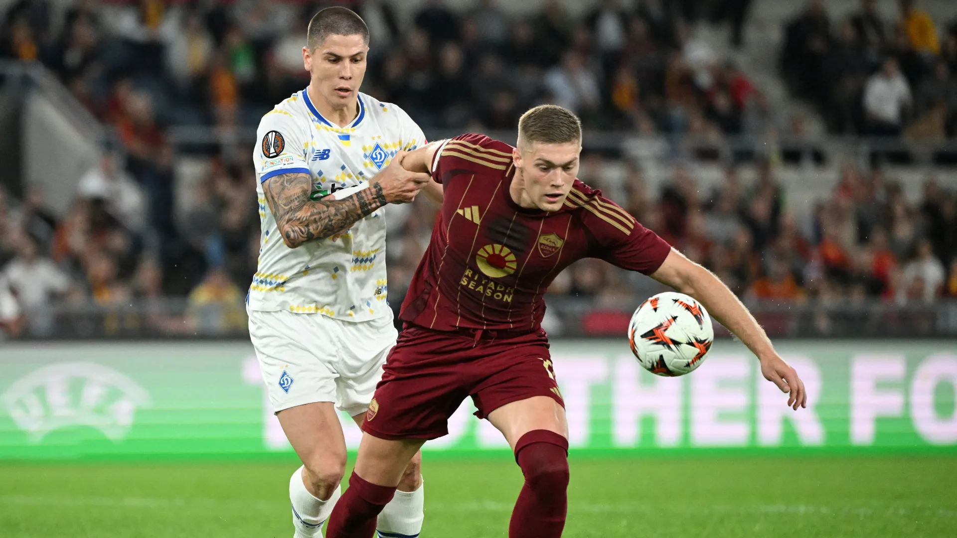 Denys Popov thi đấu cho Dynamo Kyiv, cho thấy kinh nghiệm dày dặn ở các giải đấu châu Âu