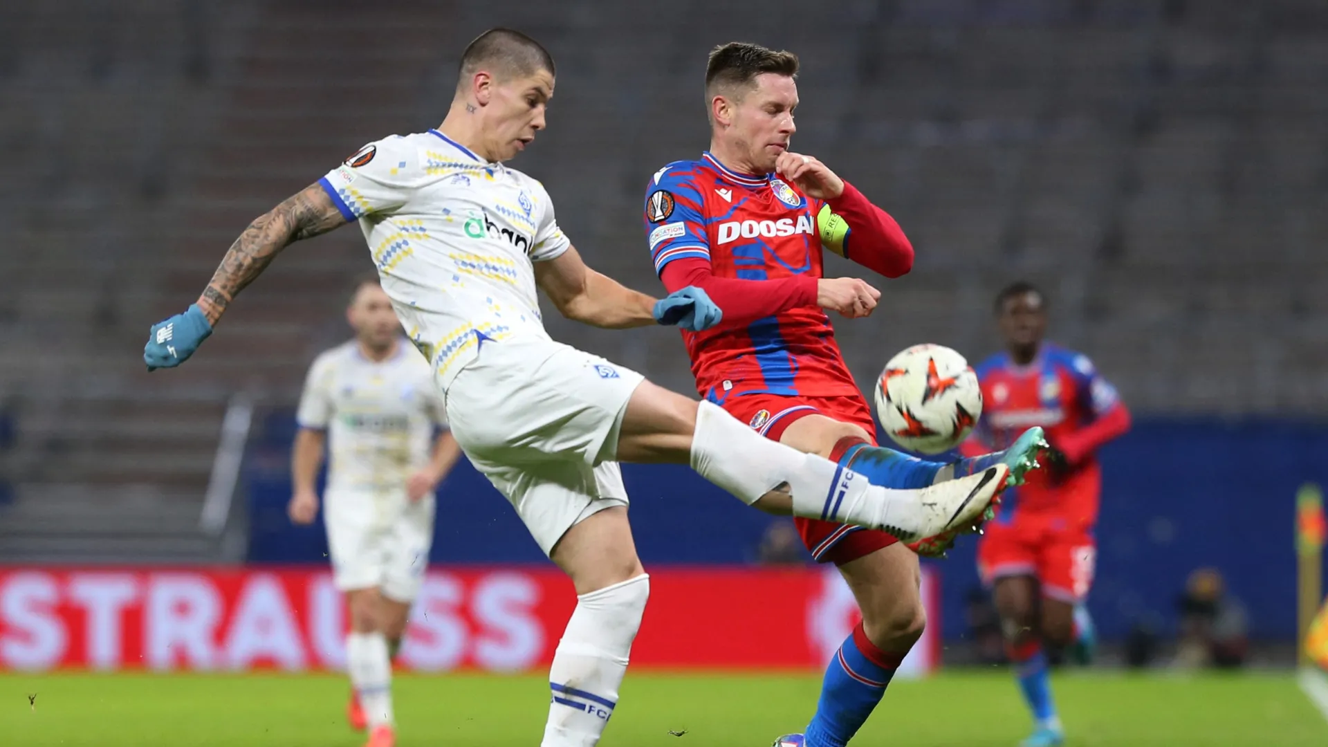 Denys Popov, trung vệ mục tiêu của Watford, trong màu áo Dynamo Kyiv